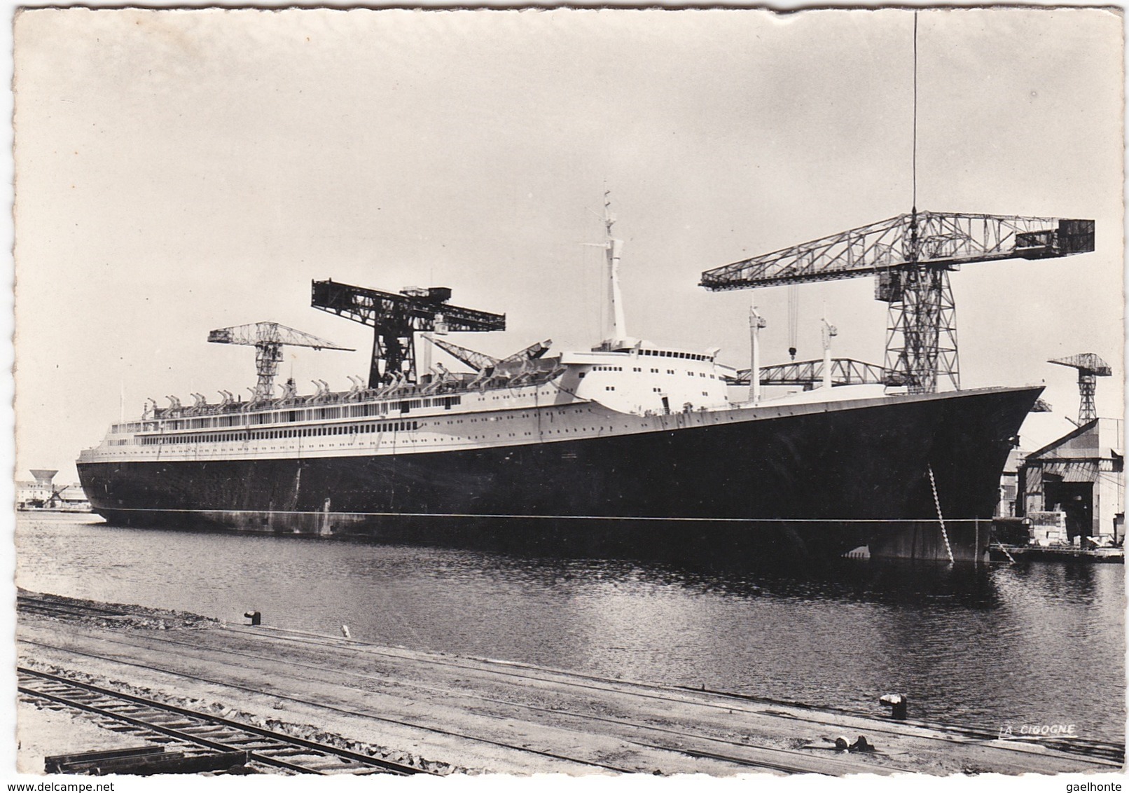 D1256 LE PAQUEBOT "FRANCE" APRES SON LANCEMENT AU QUAI D'ARMEMENT AUX CHANTIERS DE L'ATLANTIQUE A SAINT NAZAIRE - Paquebots