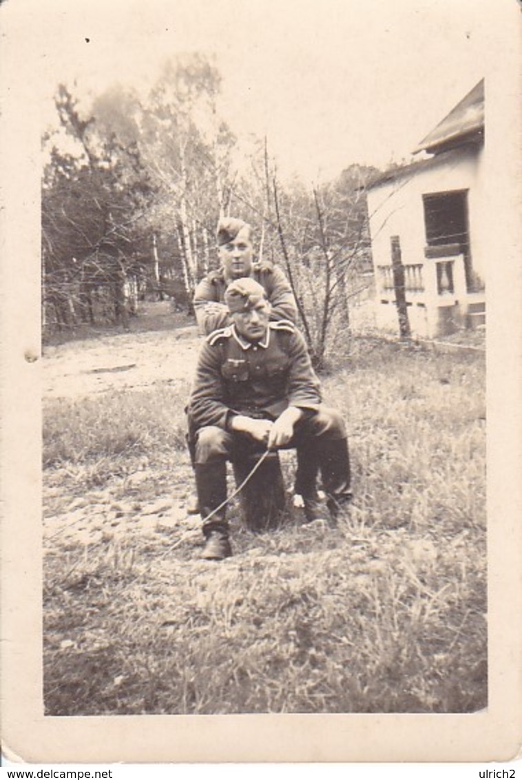 Foto 2 Deutsche Soldaten Im Grünen - 2. WK -  8,5*5,5cm (40068) - Krieg, Militär