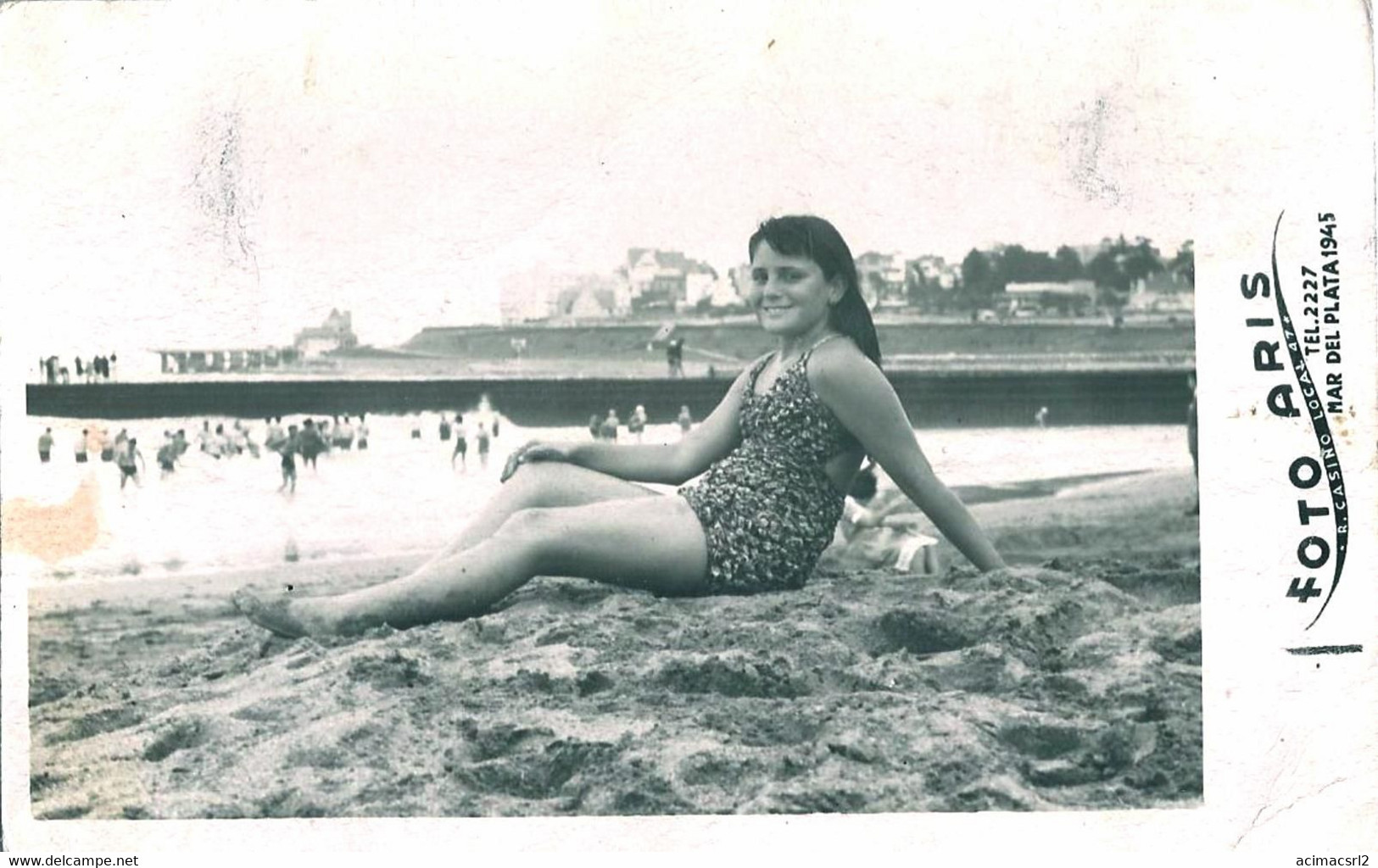 X383 - Girl Jolie Fille In Swimsuit Sitting By The Beach - Photo PC 1945 - Anonyme Personen