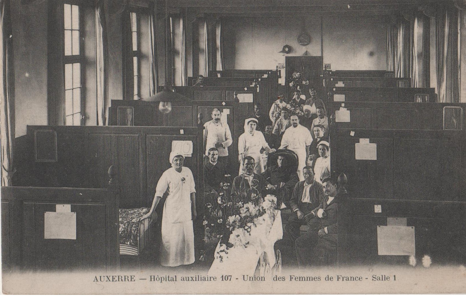 CPA 89. AUXERRE. Hôpital Auxiliaire 107. Union Des Femmes De France. Salle 1. Très Animée - Auxerre