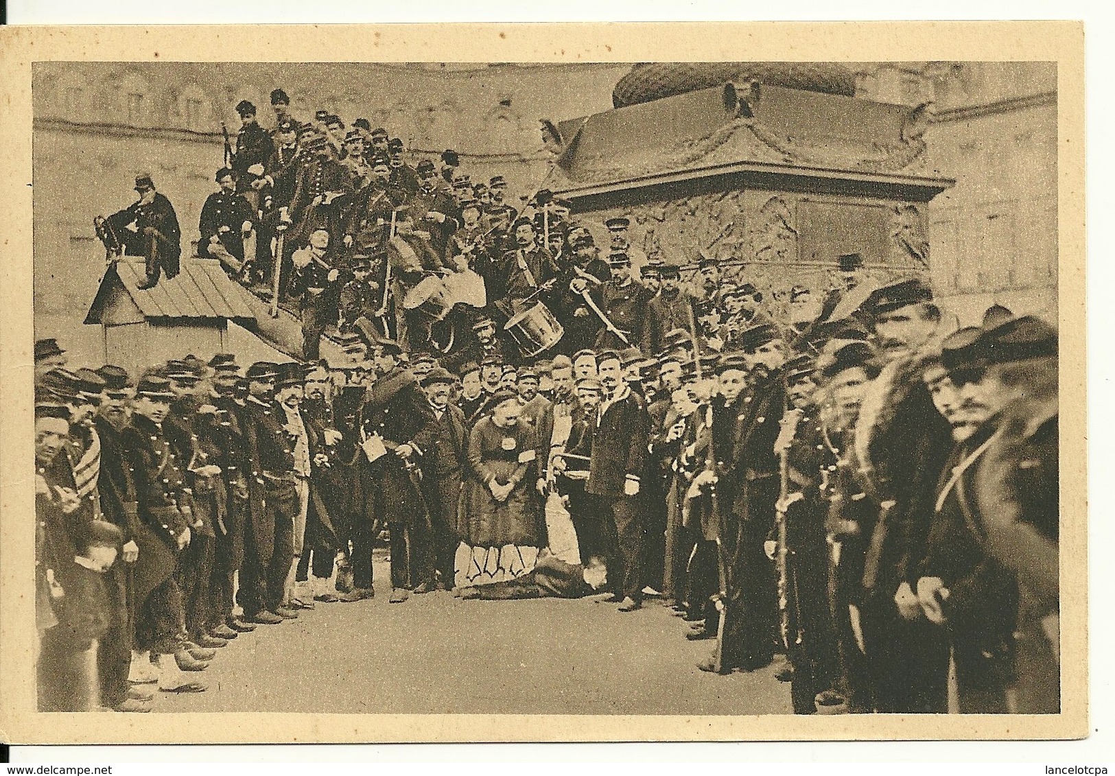 75 - PARIS / GROUPE DE FEDERES AU PIED DE LA COLONNE VENDÔME - Autres & Non Classés