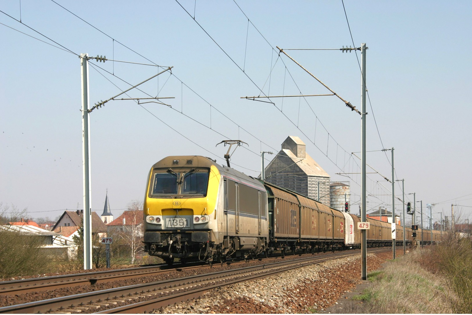 Mommenheim (67 - France) 28 Mars 2004 - La HLE13 N°1351 (SNCB) En Tête Du Train De Fret 41040 Se  Dirige Vers Metz - Trenes