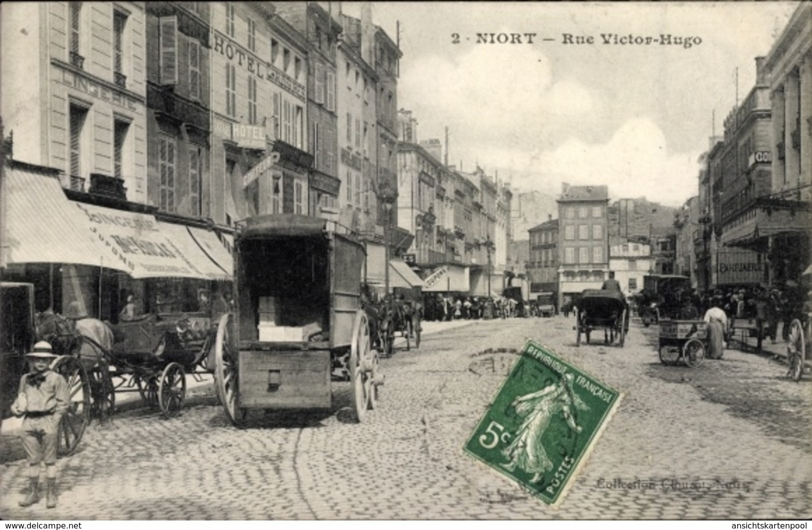 Cp Niort Deux Sèvres, Rue Victor Hugo, Caleche, Hotel - Autres & Non Classés