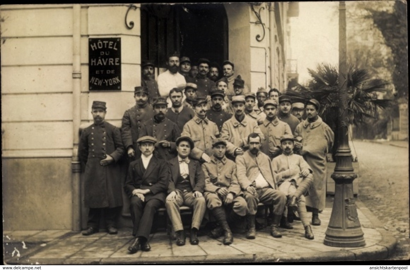 Photo Cp Vichy Allier, Französische Sodaten In Uniformen, Hotel Du Havre Et De New York - Autres & Non Classés