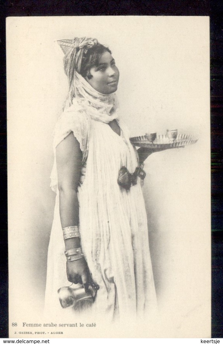 Algerije Algaria Alger - Femme Arabe Servant Le Cafe - Women Vrouw -  1915 - Vrouwen