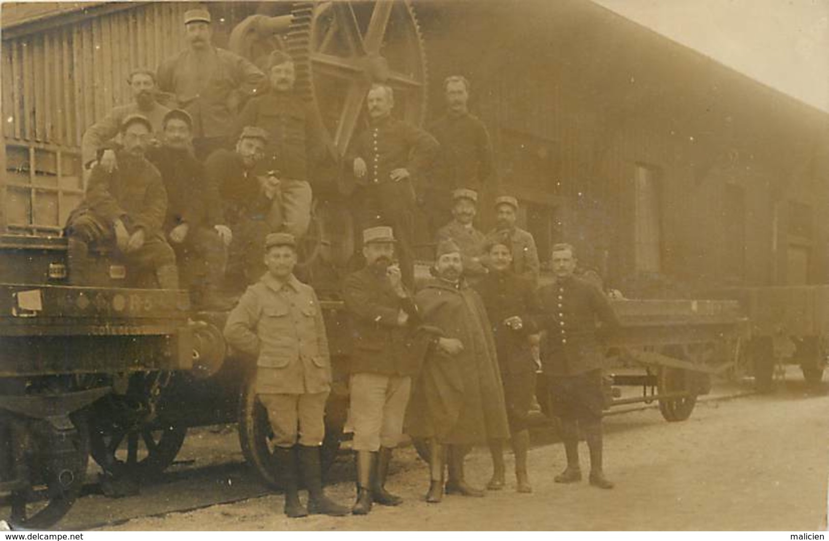 Themes Div-ref BB174- Carte Photo - Guerre 1914-18- Militaires En Gare Du Treport -train Ligne De Chemin De Fer - - Le Treport