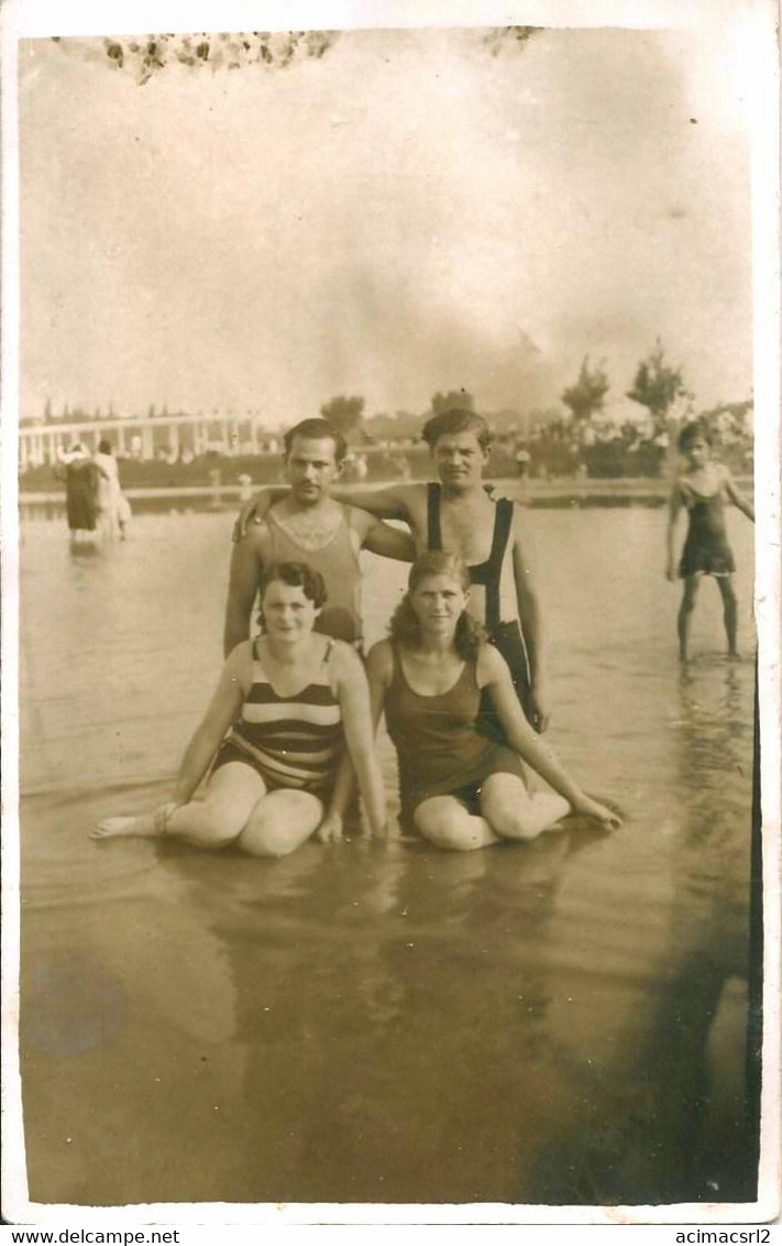 X407 - Couple Of MEN Hugging And Couple Of GIRLS WOMEN Sitting Together In Old Swimsuit By The Beach - Photo PC 1930' - Pin-Ups