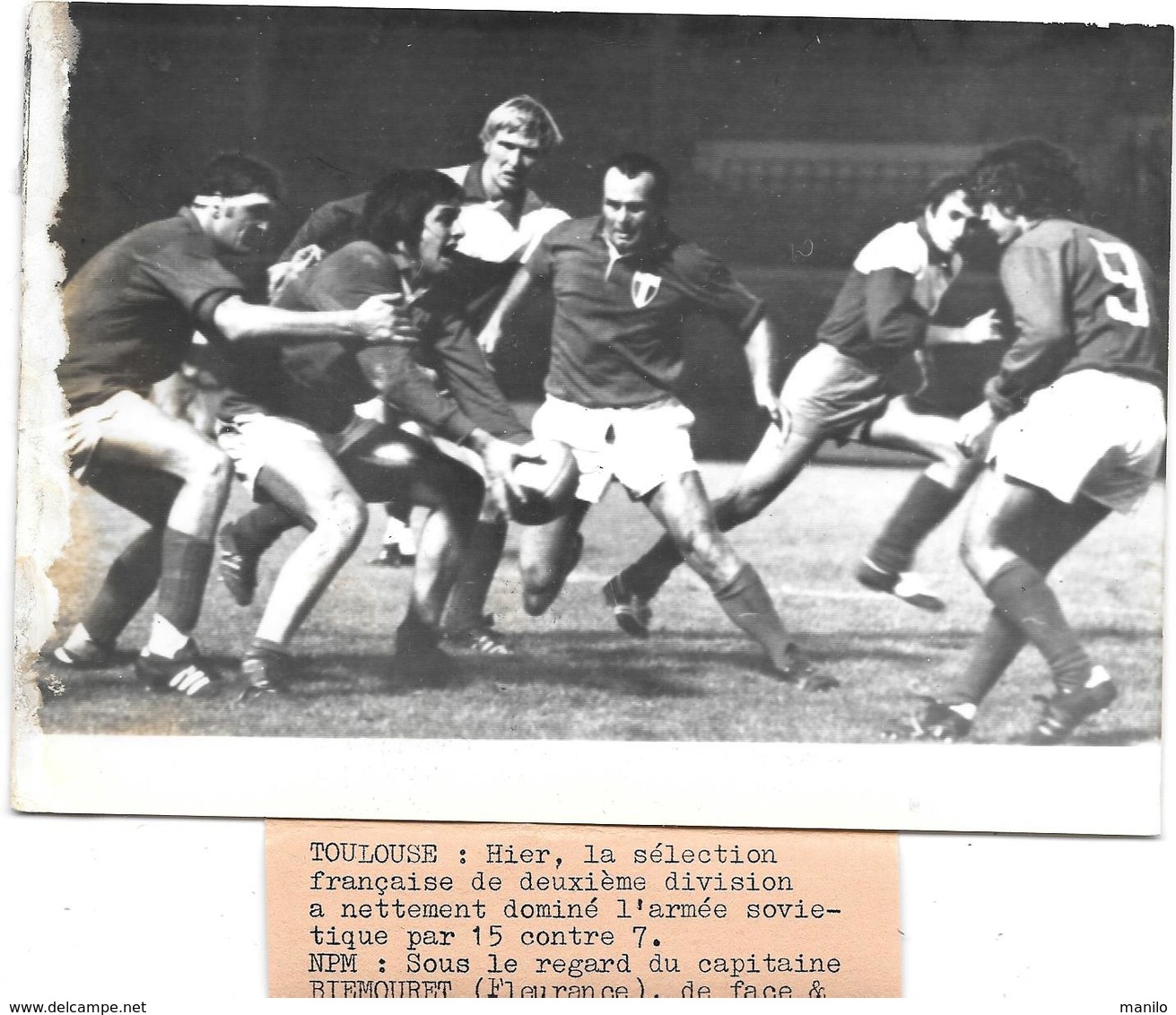 RUGBY - à TOULOUSE - 2E DIVISION FRANCAISE Contre ARMEE SOVIETIQUE 1974 - Capitaine BIEMOURET/REGIS  Photo Presse A.F.P. - Rugby