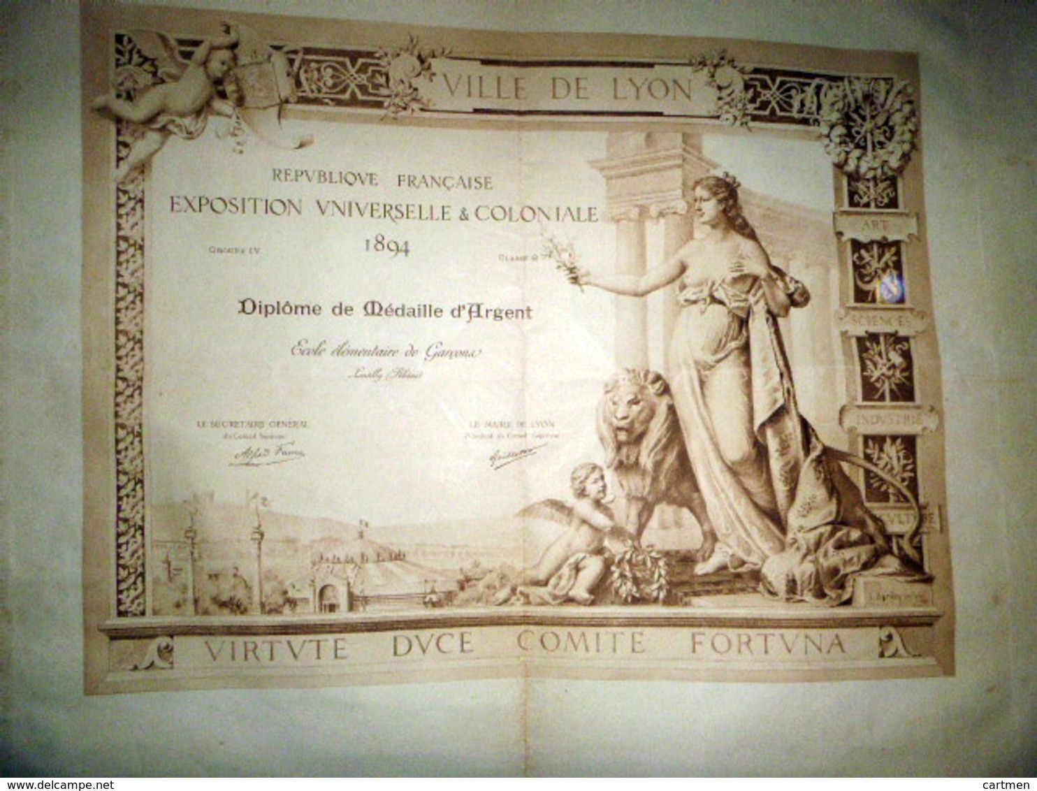 EXPOSITION COLONIALE UNIVERSELLE LYON 1894 DIPLOME MEDAILLE ARGENT LITHO SIGNEE L BARDEY 78 X 55 Cm - Historical Documents