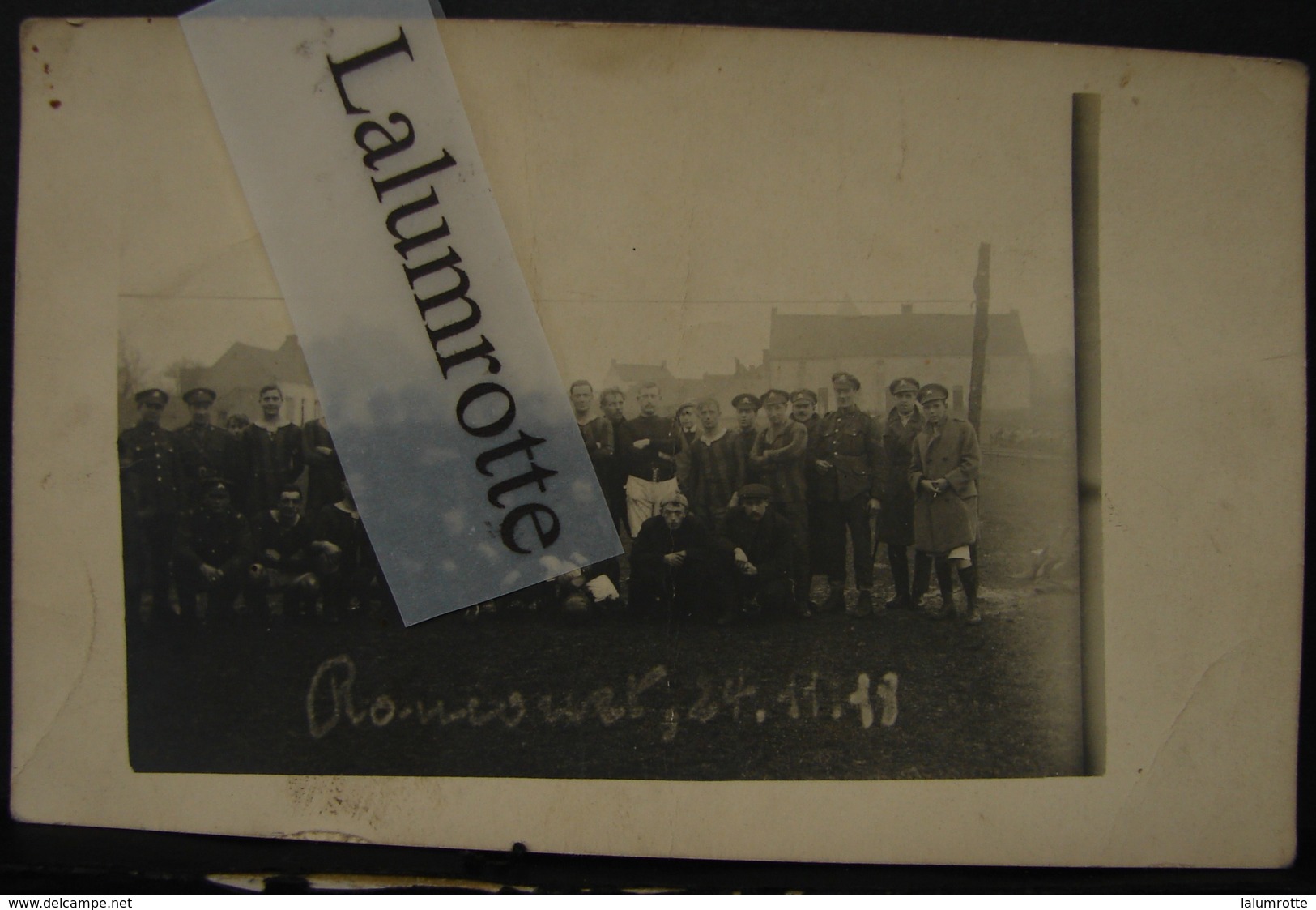 CP. 2325. Très Rare Carte Postale Photo D'une 'équipe De Football De Roucourt Le 24-11-18 Avec Des Militaires Anglais - Peruwelz