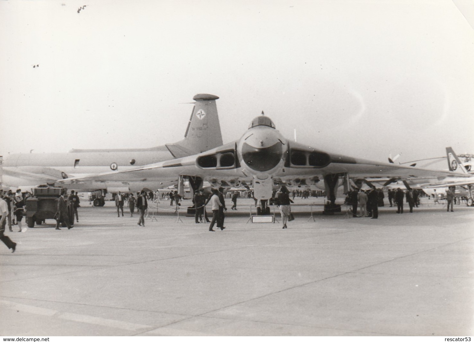 Rare Photo Véritable Salon Du Bourget Années 60 Avion Vulcain   Taille 12.7 X 9 Cm - Aviation