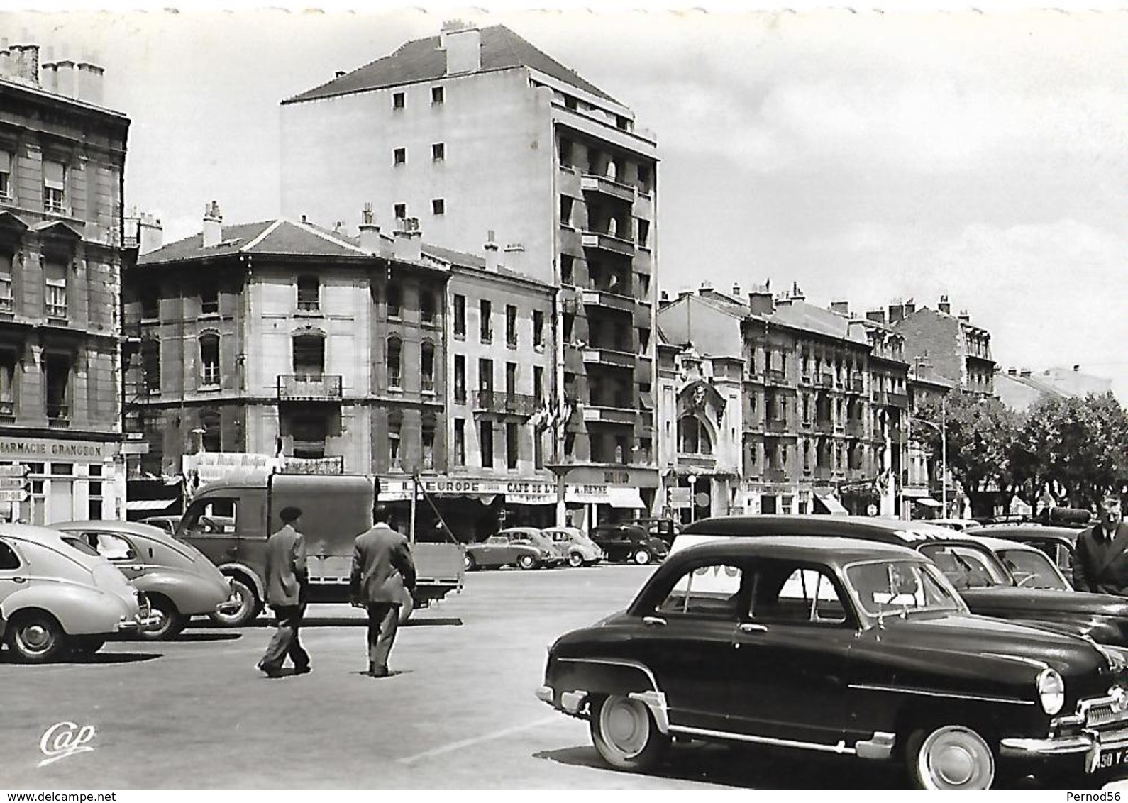 VOITURE ANCIENNE  " PEUGEOT 203  CITROEN 4 CV TRACTION    "1956 Très Belle Carte  Café "EUROPE" Pharmacie VALENCE - PKW