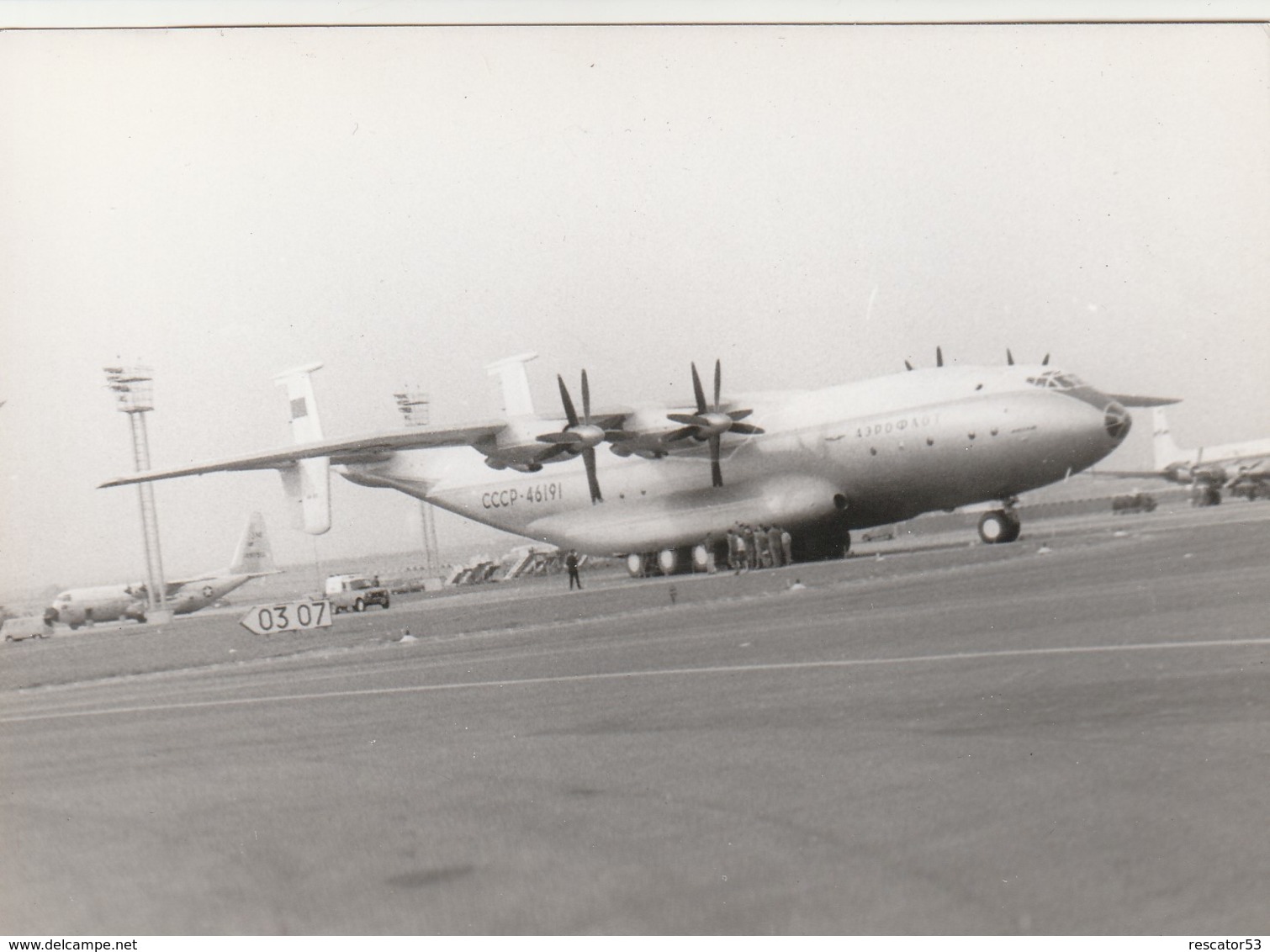 Rare Photo Véritable Salon Du Bourget Années 60 Avion Russe Taille 12.7 X 9 Cm - Aviation