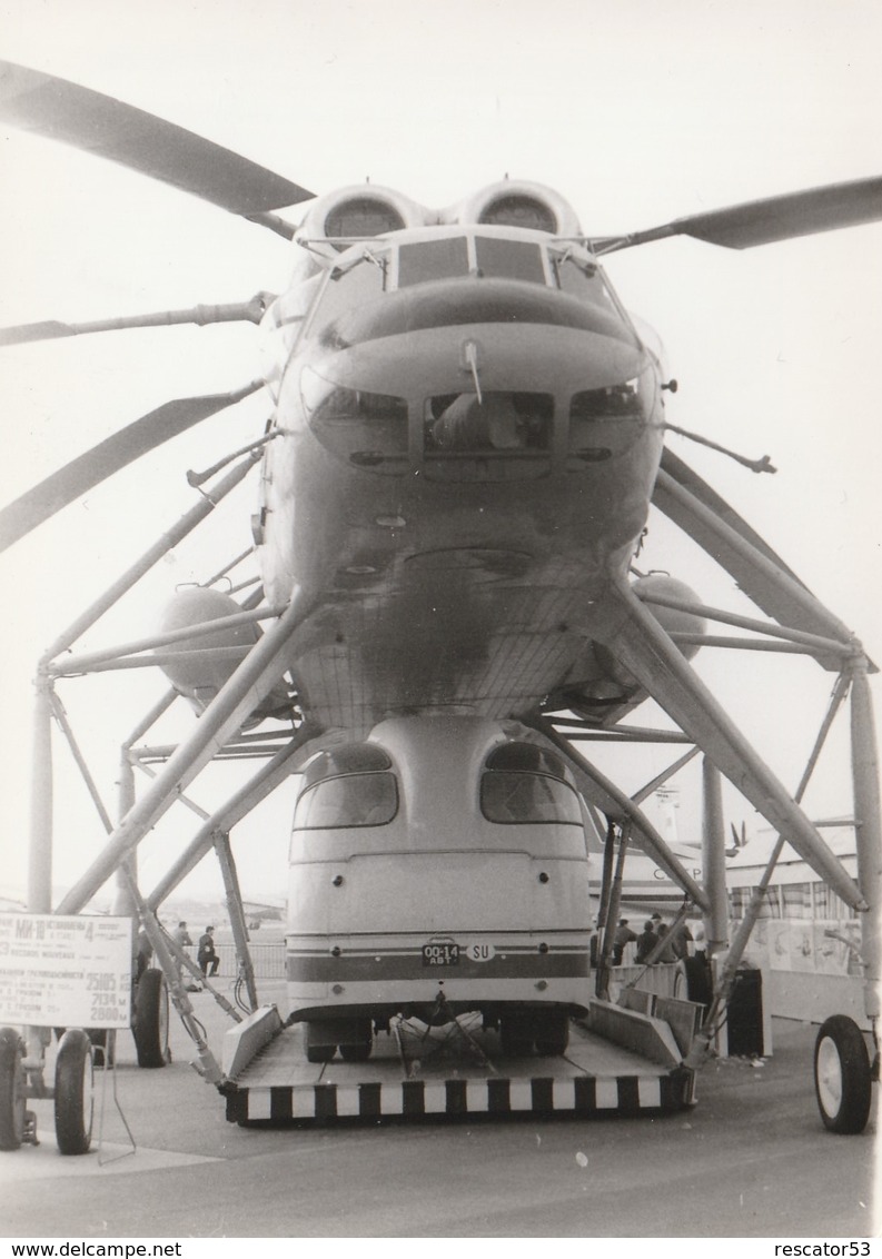 Rare Photo Véritable Salon Du Bourget Années 60 Hélicoptère Russe Transport Bus Taille 12.7 X 9 Cm - Aviation