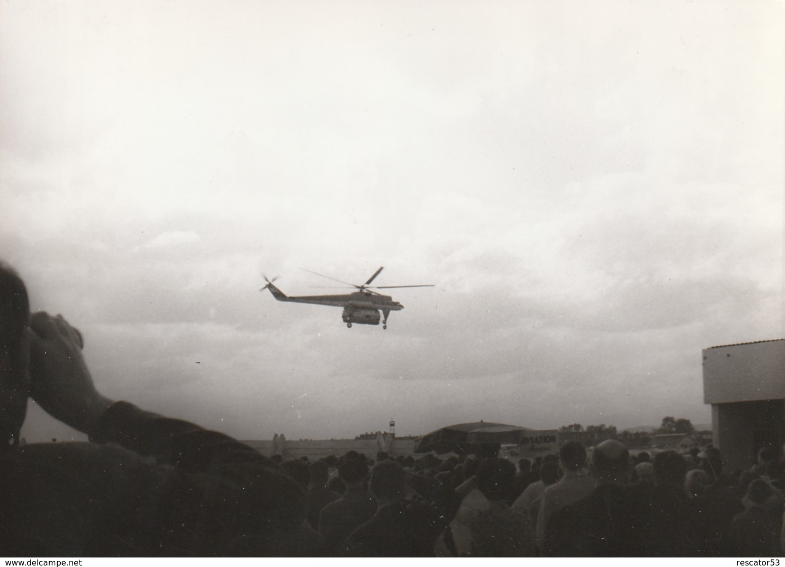 Rare Photo Véritable Salon Du Bourget Années 60 Hélicoptère Russe Transport Bus Taille 12.7 X 9 Cm - Aviation