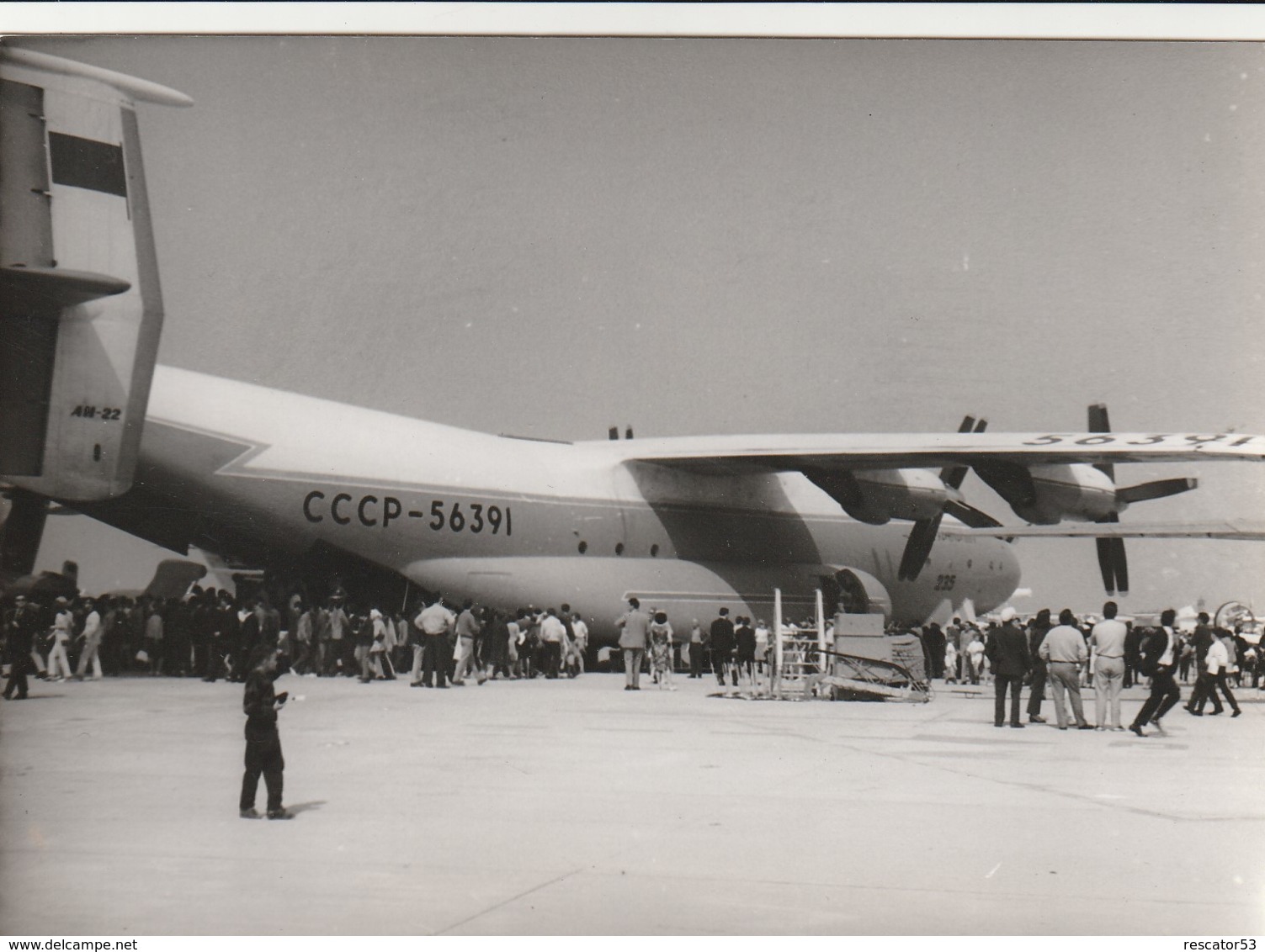 Rare Photo Véritable Salon Du Bourget Années 60 Avion Russe Transport Taille 12.7 X 9 Cm - Aviation