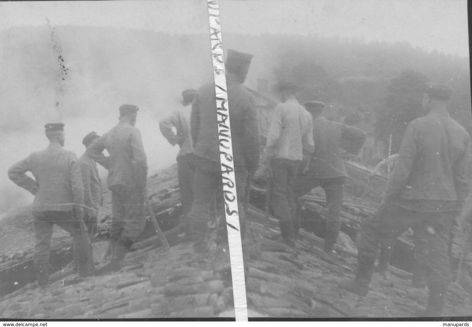 08 BRIQUENAY  / 2 PHOTOS ALLEMANDES / JUILLET 1917 / INCENDIE DANS LA GRANDE-RUE / SOLDATS ALLEMANDS / MILITAIRES - Other & Unclassified