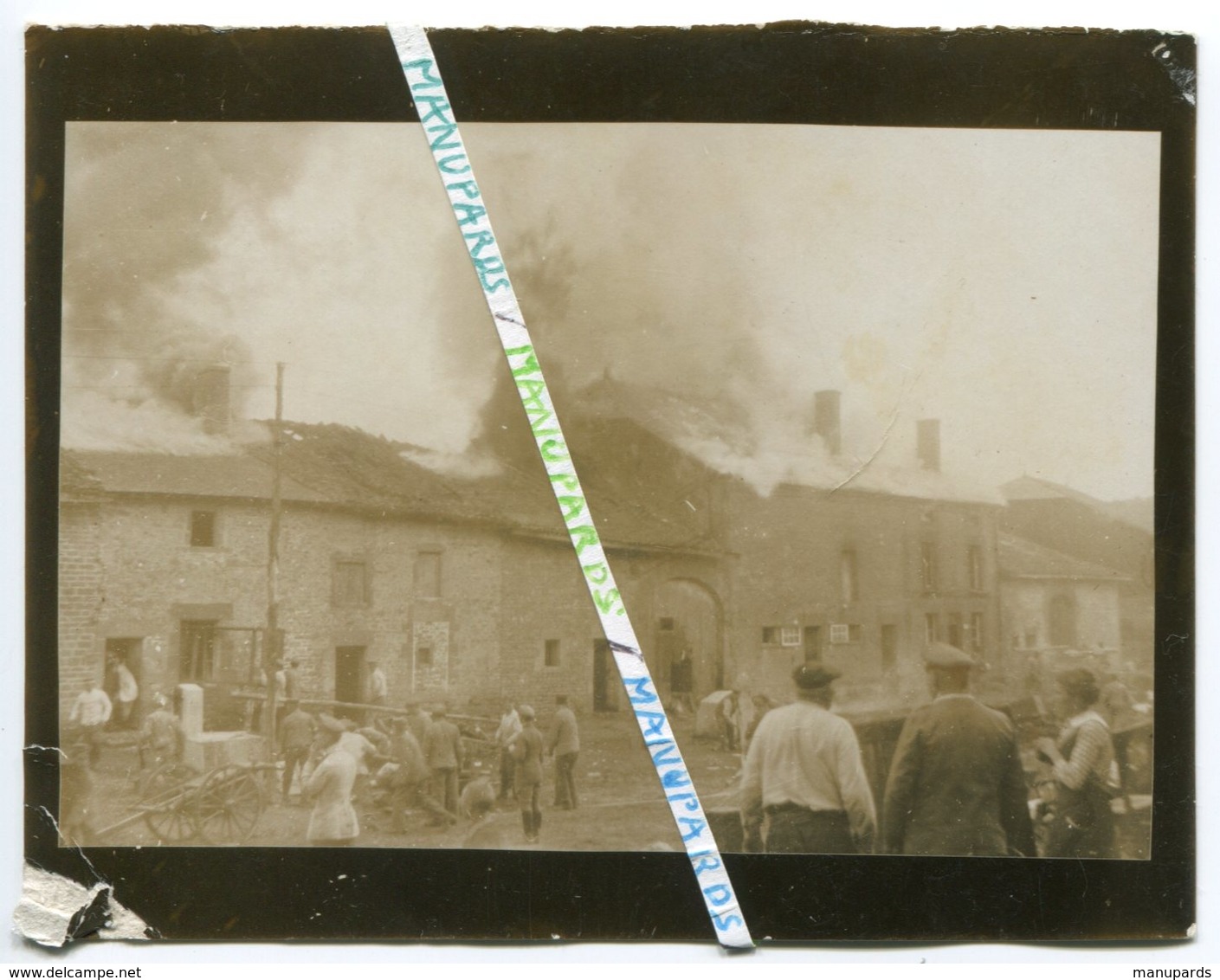 08 BRIQUENAY  / 2 PHOTOS ALLEMANDES / JUILLET 1917 / INCENDIE DANS LA GRANDE-RUE / SOLDATS ALLEMANDS / MILITAIRES