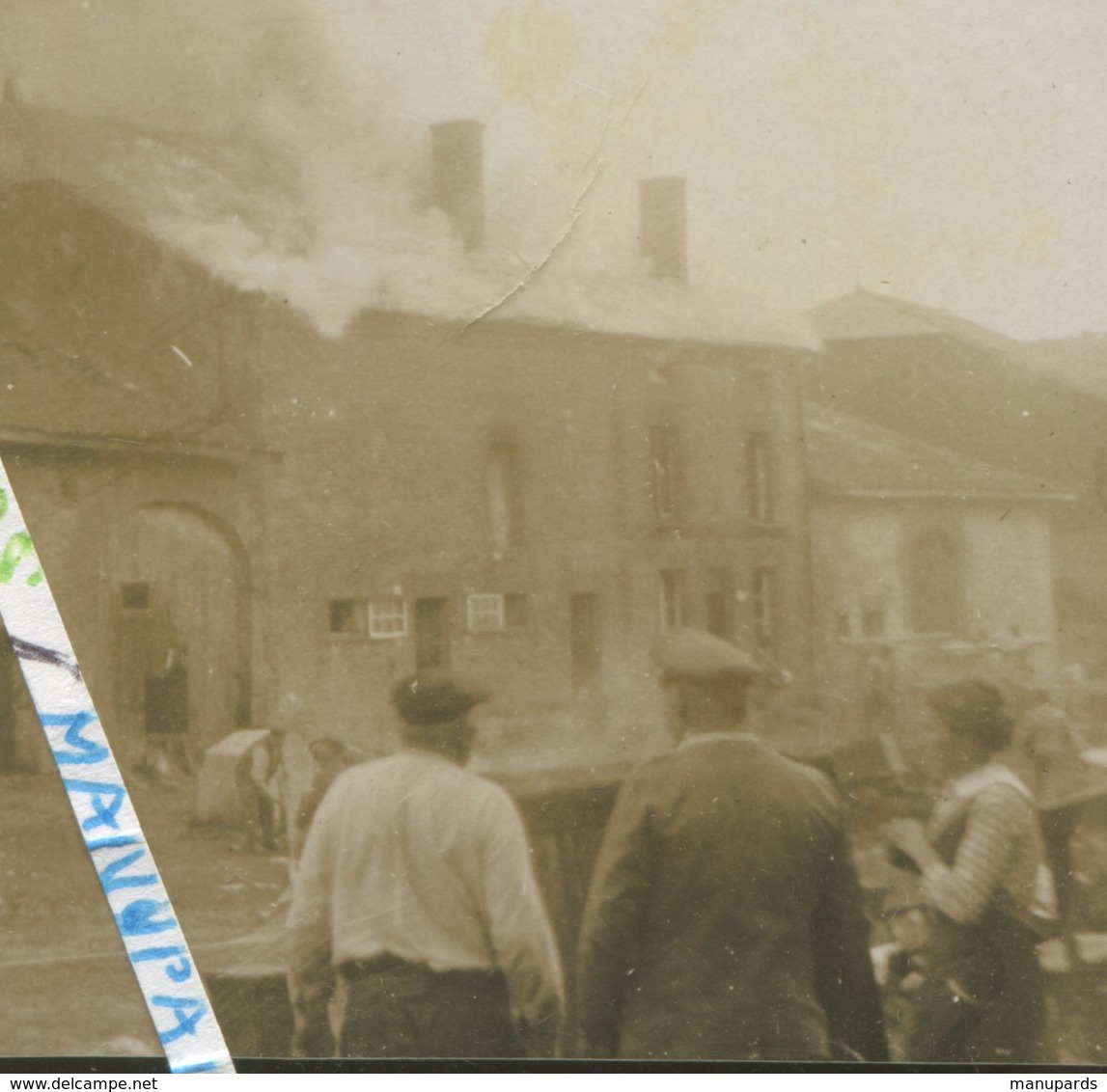 08 BRIQUENAY  / 2 PHOTOS ALLEMANDES / JUILLET 1917 / INCENDIE DANS LA GRANDE-RUE / SOLDATS ALLEMANDS / MILITAIRES