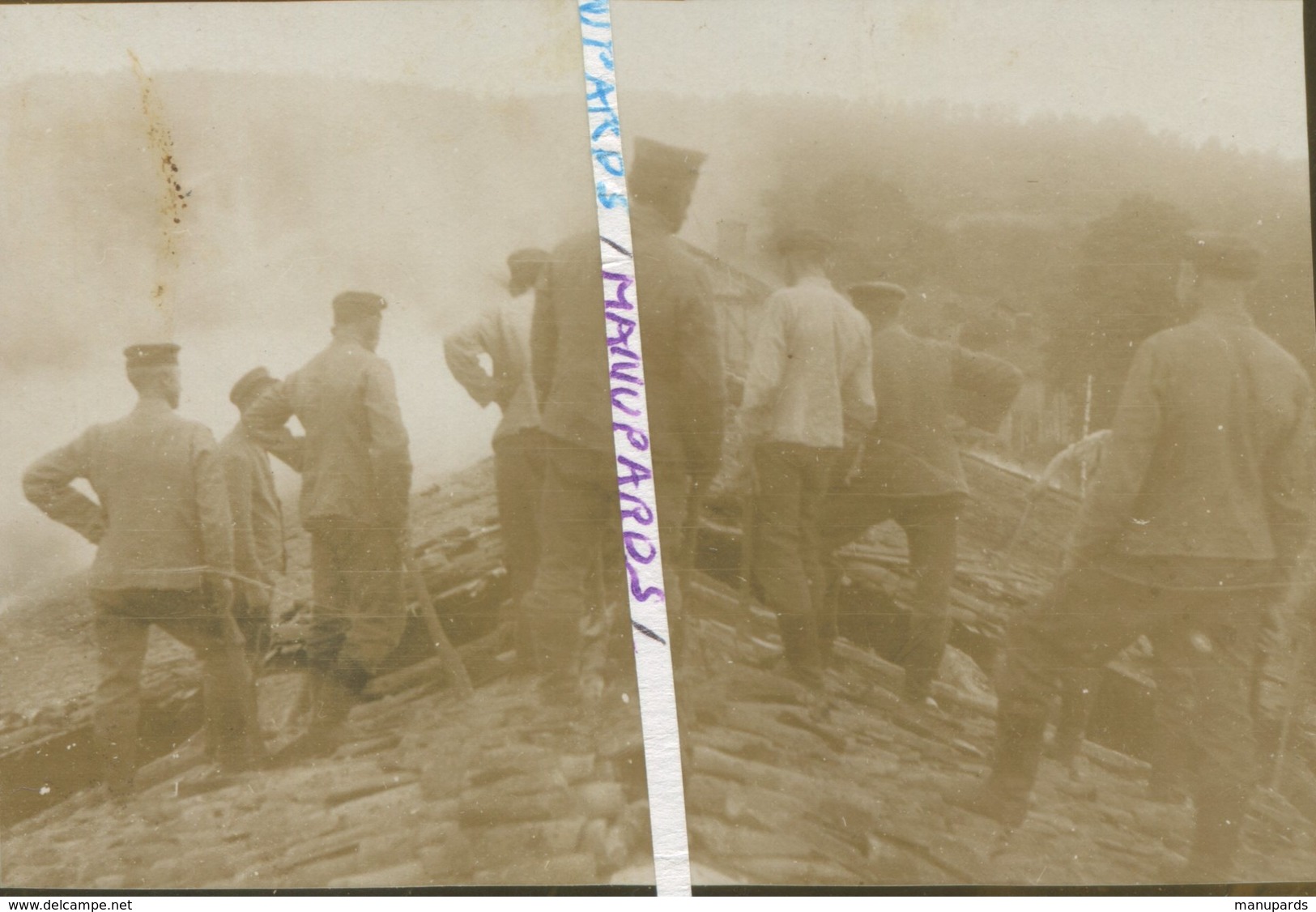 08 BRIQUENAY  / 2 PHOTOS ALLEMANDES / JUILLET 1917 / INCENDIE DANS LA GRANDE-RUE / SOLDATS ALLEMANDS / MILITAIRES