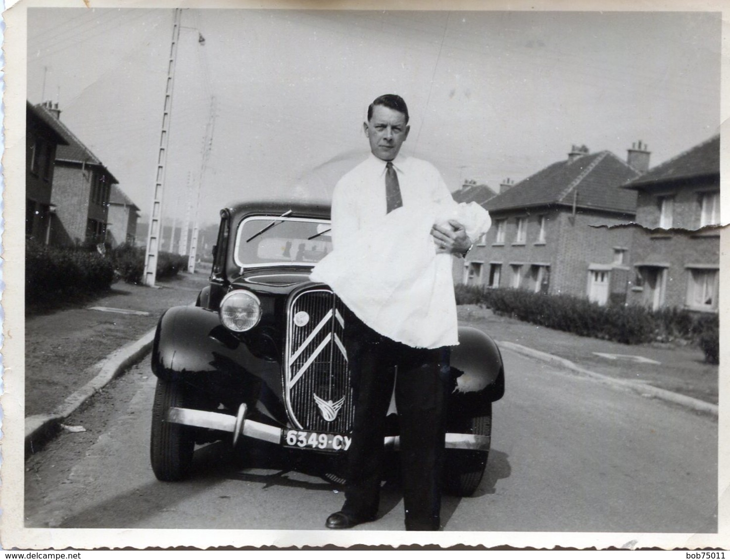 Photo D'un Homme Portant Un Petit Bébé Devant Une Belle Voiture ( Une Traction Avant De Chez Citroën ) - Cars