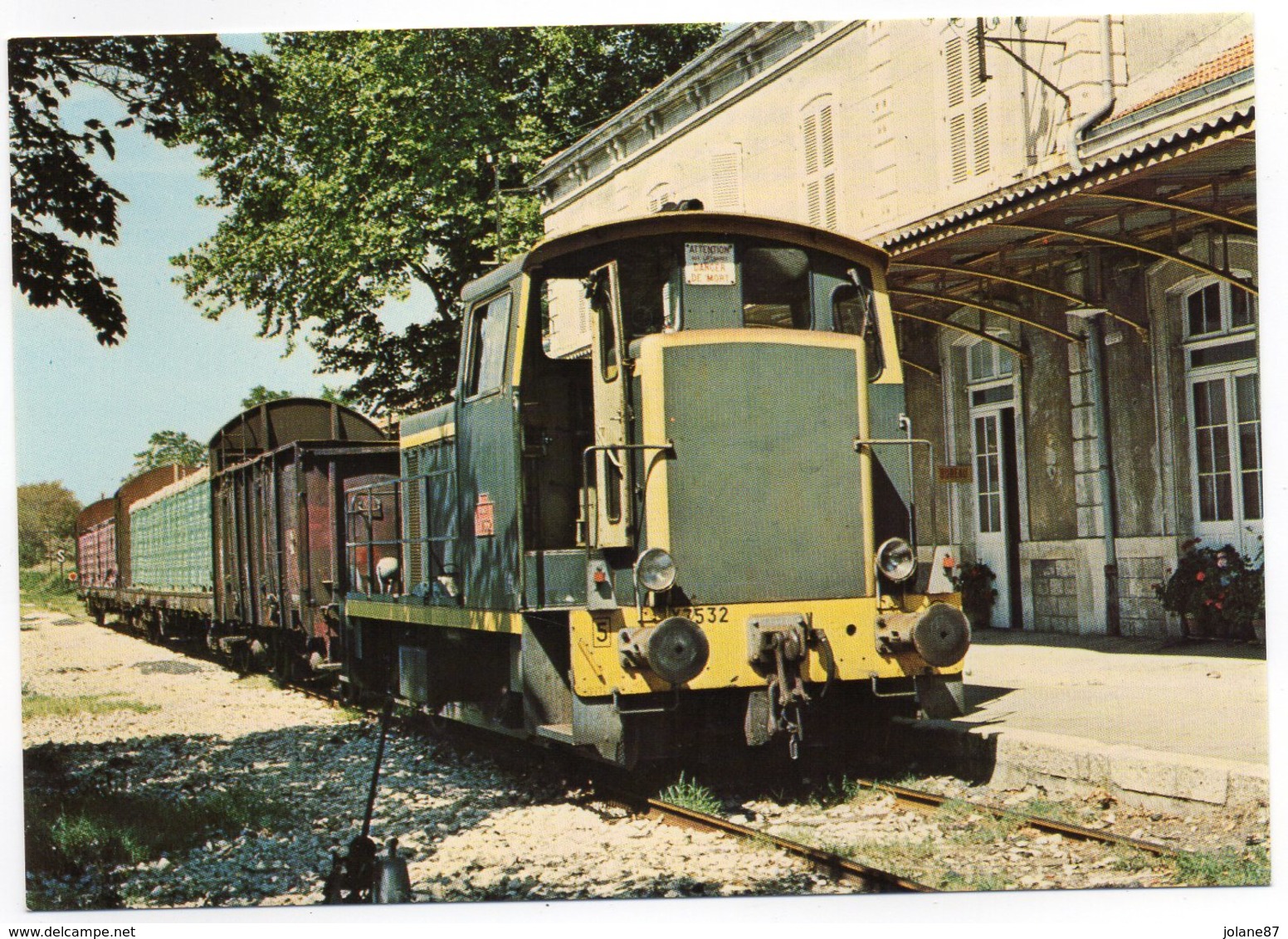 EDITIONS BIBLIO RAIL    DESSERTE MARCHANDISE R 601    LOCOTRACTEUR Y 7532 EN GARE D UZES - Eisenbahnen