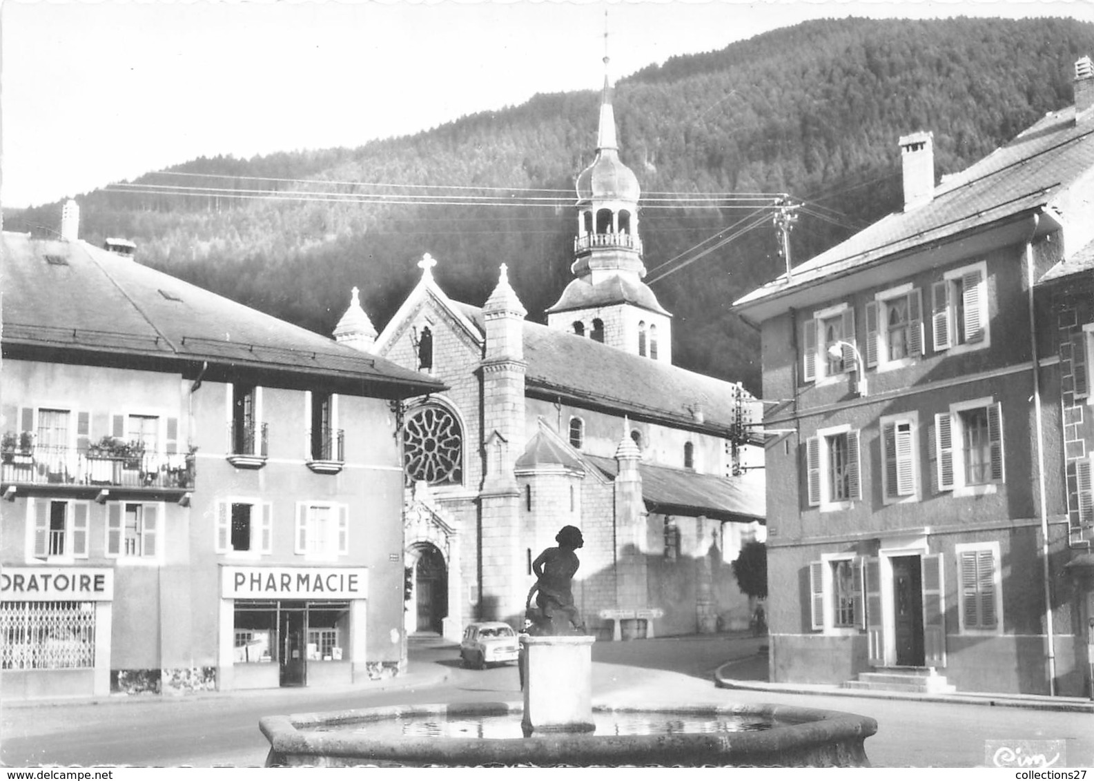 74-THÔNES- PLACE AVET- L'EGLISE ET LA FONTAINE - Thônes