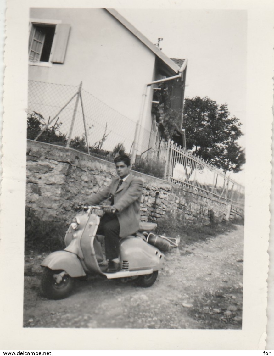 Moto : Homme à La Vespa : ( Format : 9cm X 6,5cm ) - Sporten