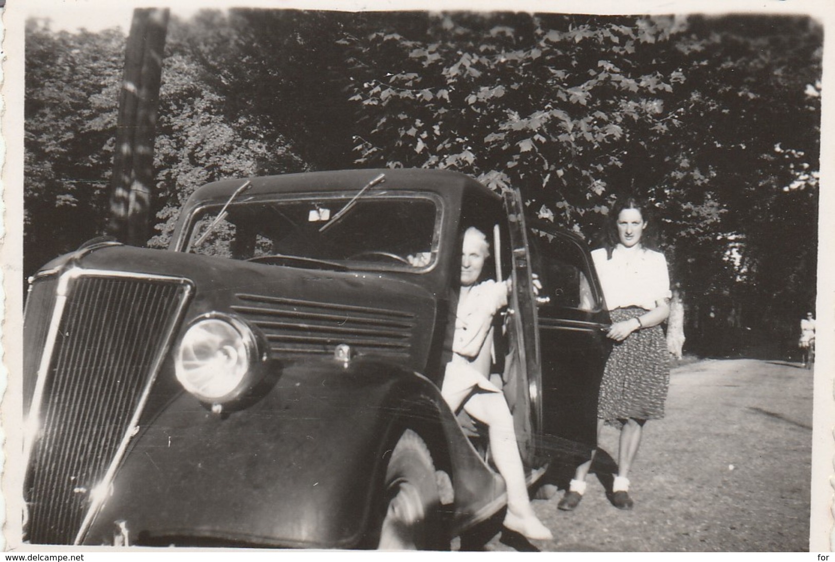 Automobile : Couple Avec Une Automobile à Définir : ( Format : 8,5cm X 6cm ) - Auto's