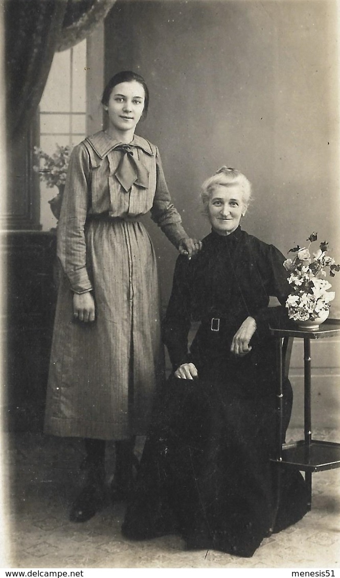 CPA Carte Photo Deux Générations De FEMMES LADY FRAU - L'une Aux Cheveux Gris Et Robe De Veuve L'autre Adolescente - A Identifier