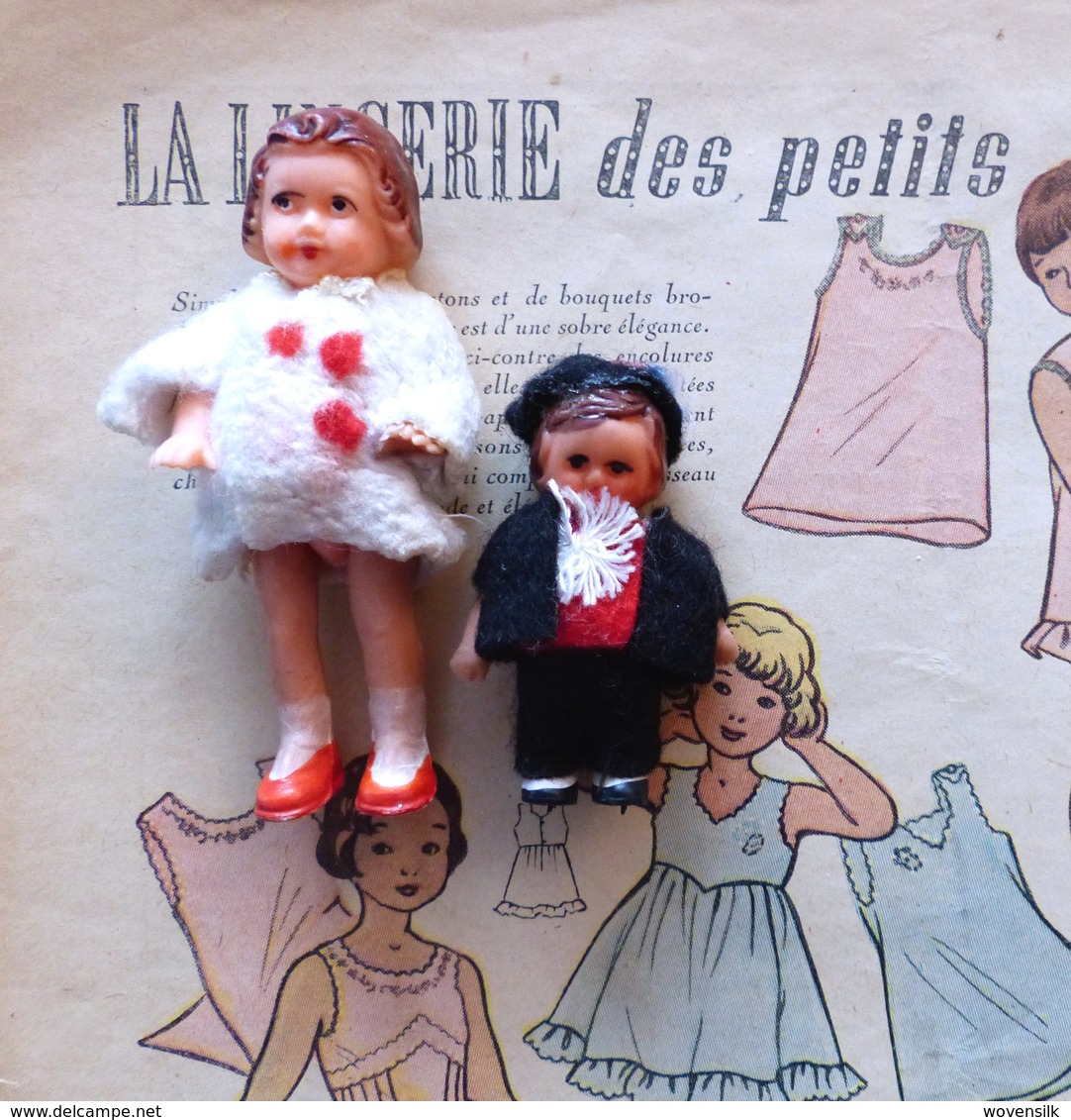 Lot De 2 Petites Poupée ARI En Gomme. 1960. Made In Germany. Avec Leurs Vêtements D'origine - Poupées