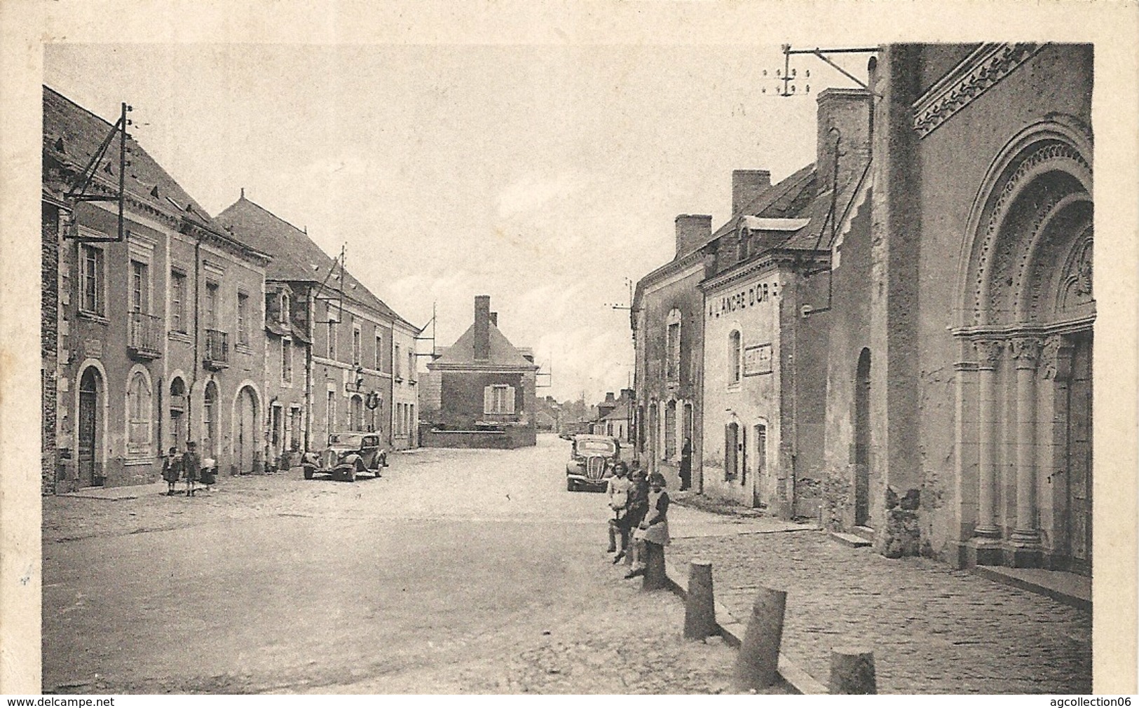 *MENIL. PLACE DE L'EGLISE - Other & Unclassified