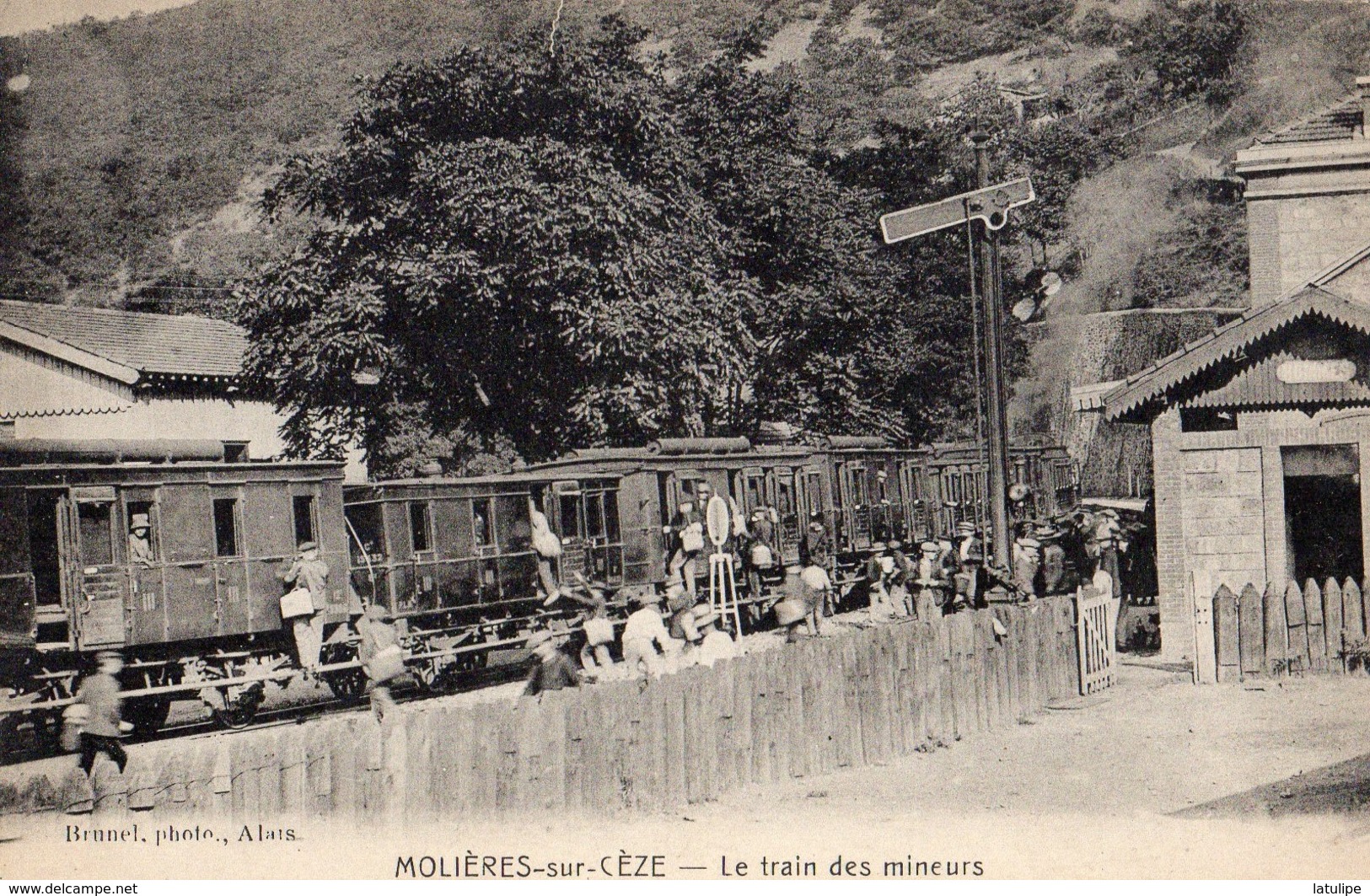 Molières Sur-Céze  30   Le Train Des Mineurs A L'Arret En Gare Avec Le Quai Tres Tres Animé - Other & Unclassified