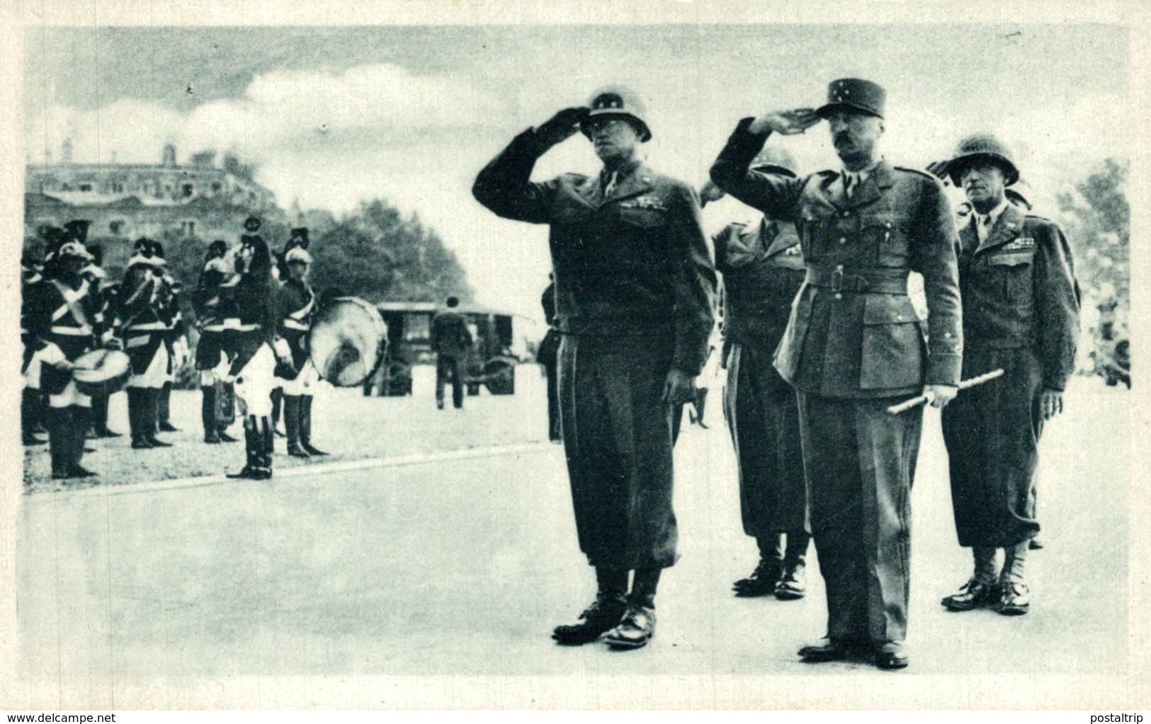 LIBERATION DE PARIS LE GENERAL BRADLEY ET LE GENERAL KOENIG DEVANT TOMBE SOLDAT INCONNU. Militar (2scan) - Guerra 1939-45