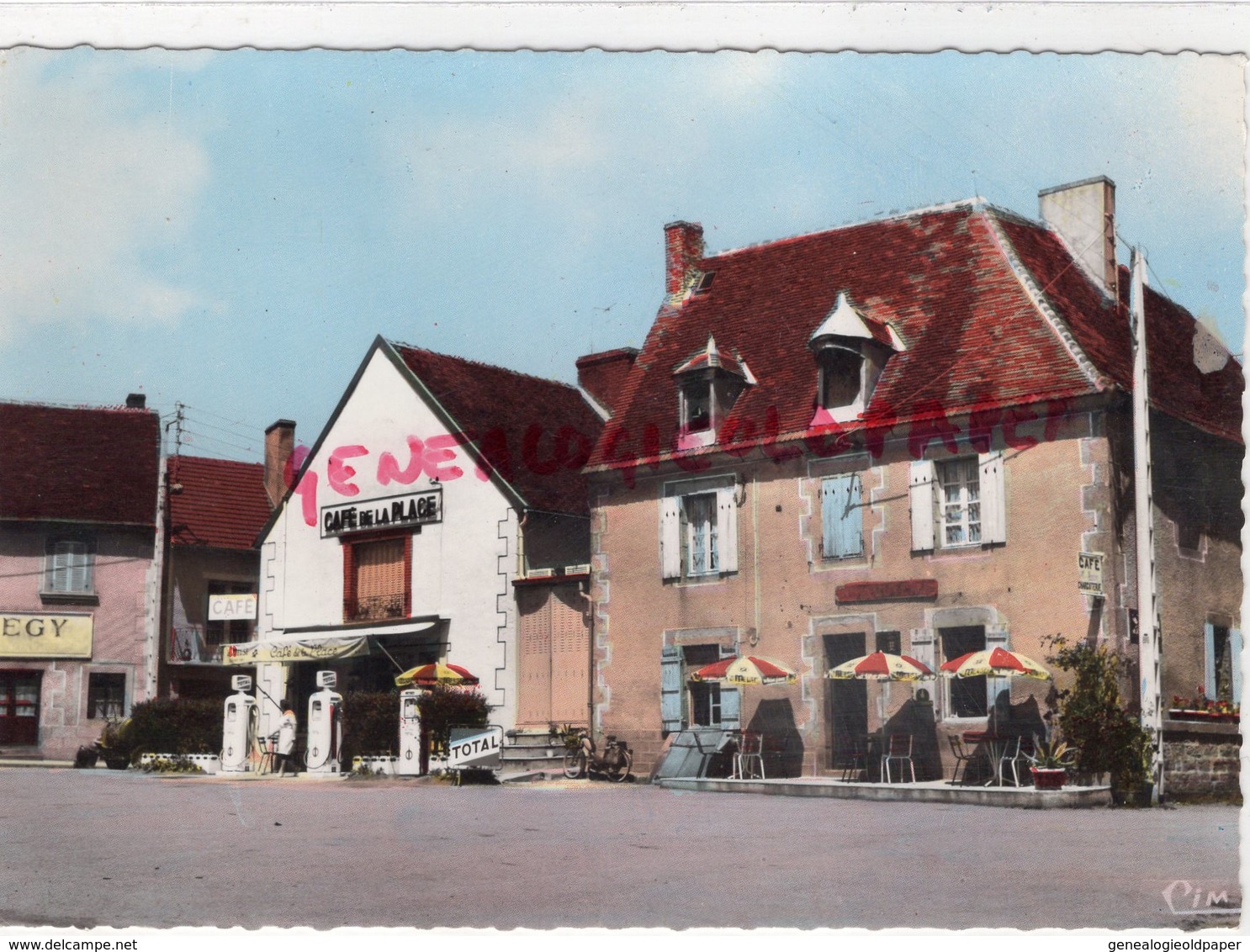 23 - CHENERAILLES - PLACE DU CHAMP DE FOIRE - CAFE DE LA PLACE - POMPE ESSENCE TOTAL  - CREUSE - Chenerailles