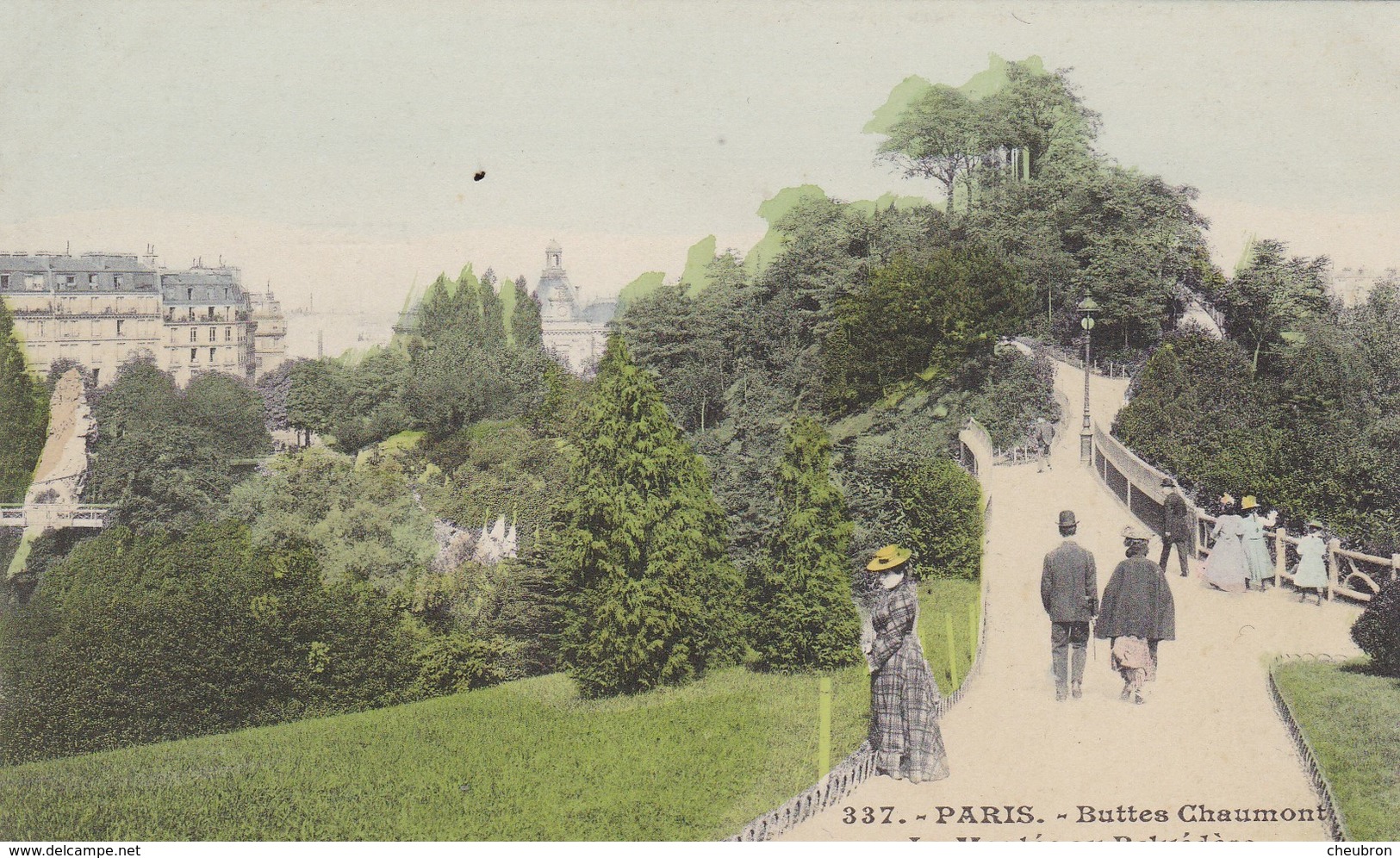 75. PARIS. CPA COLORISEE. .PARC DES BUTTES CHAUMONT. ANIMATION .LA MONTÉE AU BELVÉDÈRE - Arrondissement: 19