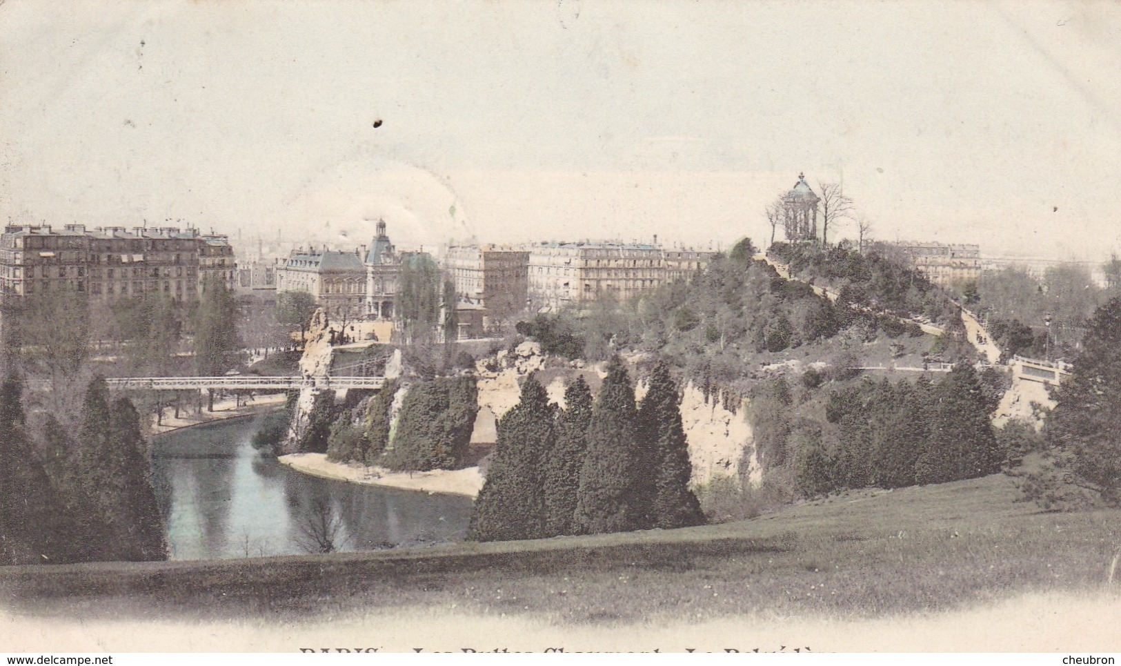 75. PARIS. CPA COLORISEE. .PARC DES BUTTES CHAUMONT. ANIMATION .LE BELVÉDÈRE. ANNEE 1901 - Arrondissement: 19