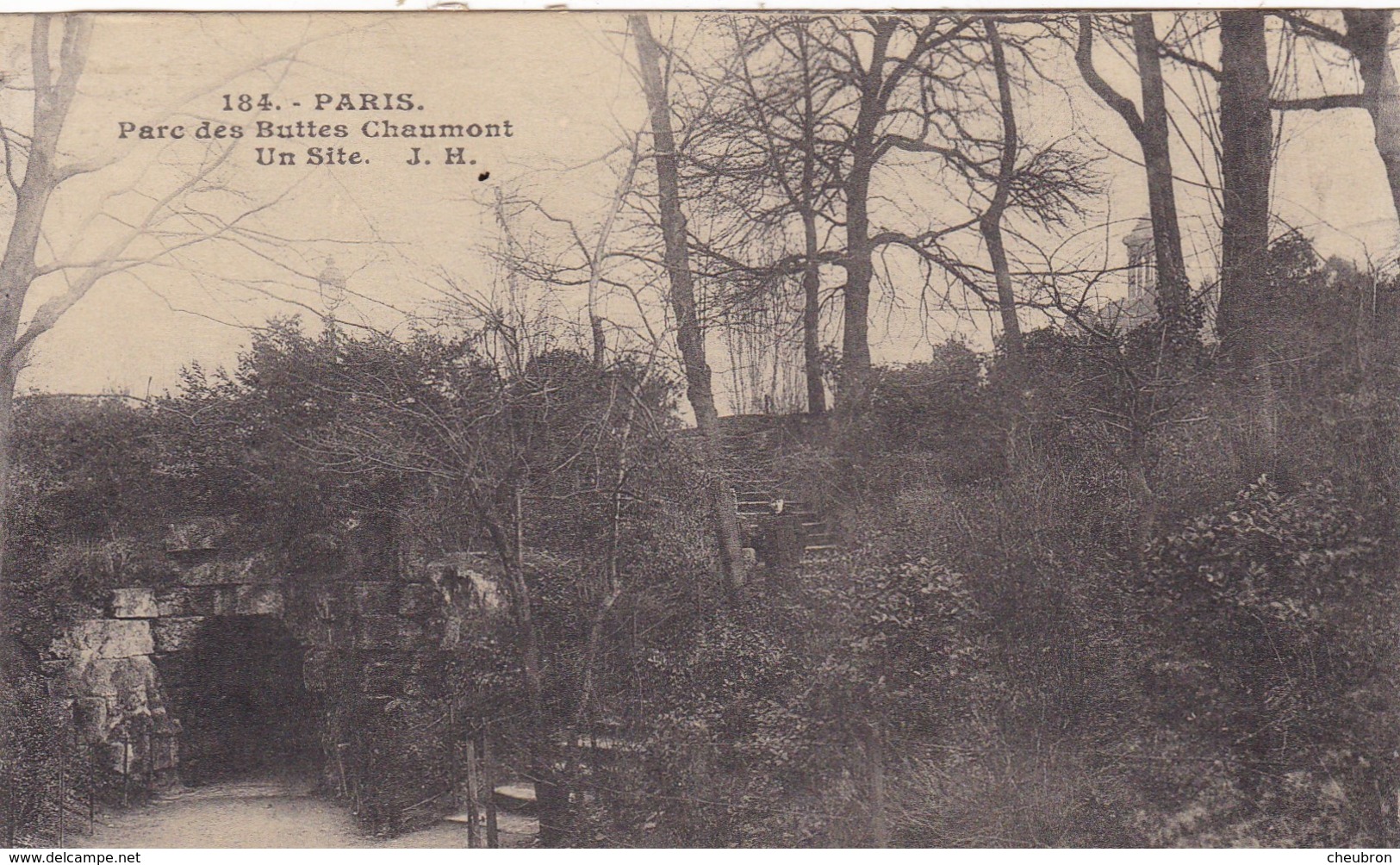 75. PARIS. CPA .PARC DES BUTTES CHAUMONT. UN SITE - Arrondissement: 19