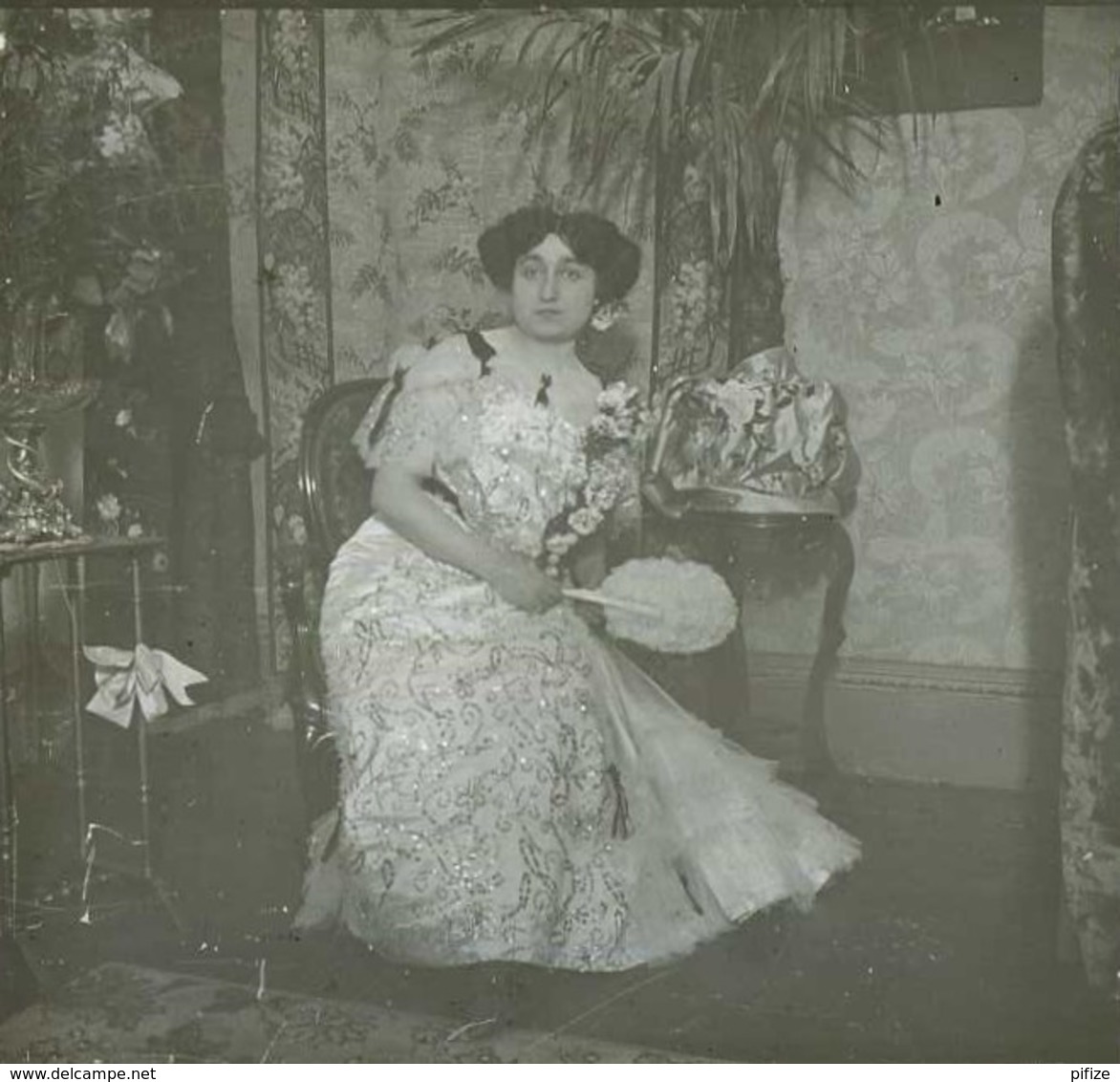 2 Positifs Stéréo . Femme à L'éventail Dans Un Intérieur Bourgeois . - Stereo-Photographie