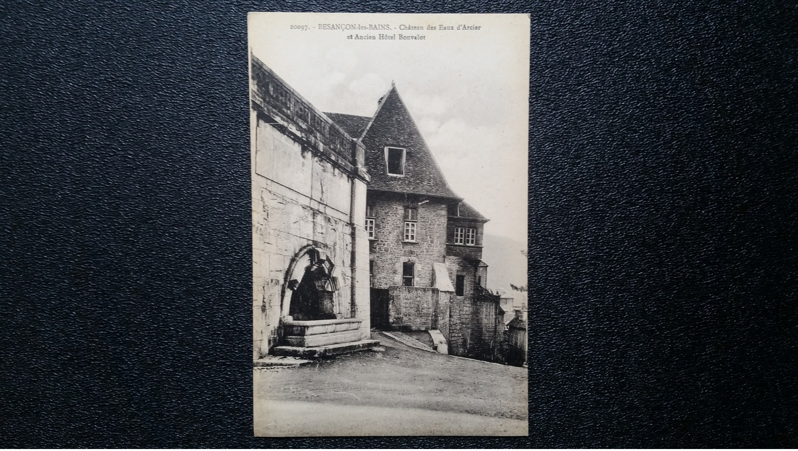Old Postcard - BESANÇON LES BAINS Château Des Eaux D'Arcier Et Ancien Hôtel Bonvalot. - Besancon