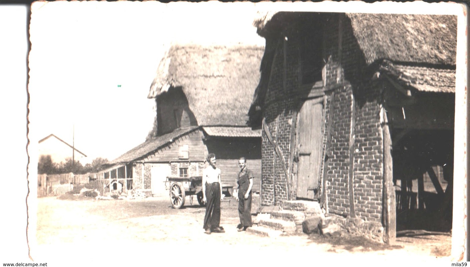 Service Civique Rural 1942. Jacques Piot Et Claude De Roulers. Photo Prise Face à 2 Vieilles Granges, Au Fond Le Berg. - Guerra, Militari