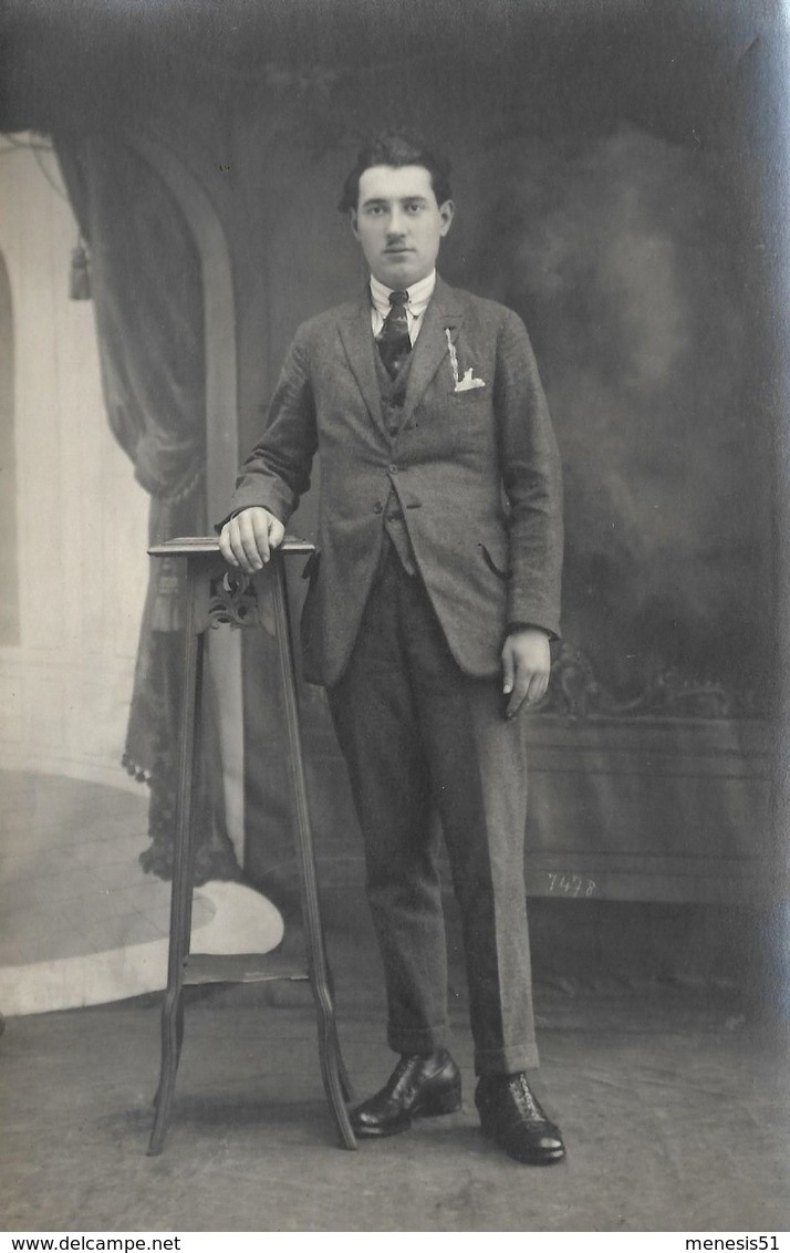 CPA Photo HOMME à L'étroit Dans Son Costume Un Peu Juste Pour Lui Posant Devant L'objectif Du Studio COUTE à MONTARGIS - Te Identificeren