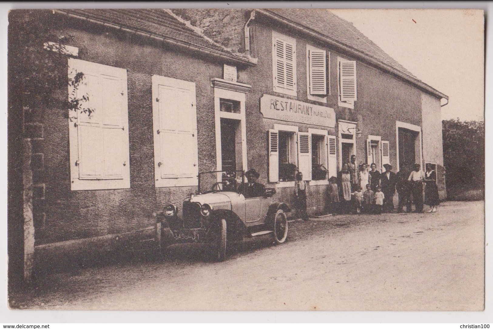 CARTE PHOTO : RESTAURANT " LA BELLE VUE " ? - UNE JOLIE AUTOMOBILE - DES CLIENTS ET DES SERVEURS A L'ENTREE - 2 SCANS - - A Identifier