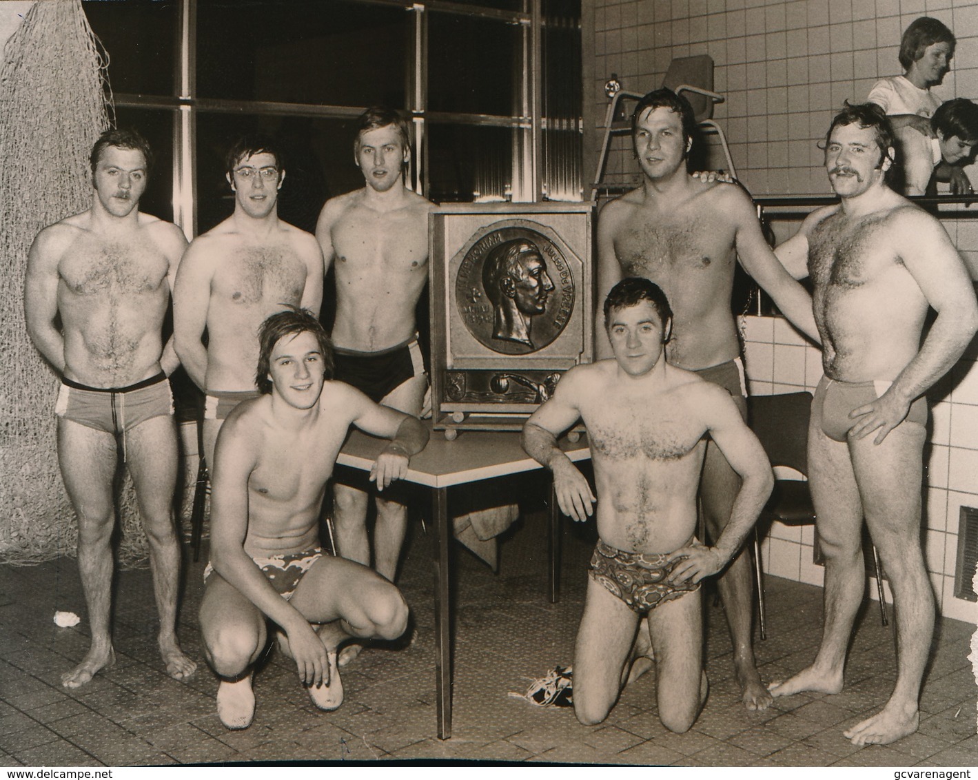 GENT   == +- 1973  FOTO 13 X 10 CM  -  WATERPOLOPLOEG GHENT SWIMMING CLUB WON SCHAAL DE VREESE - Sint-Niklaas