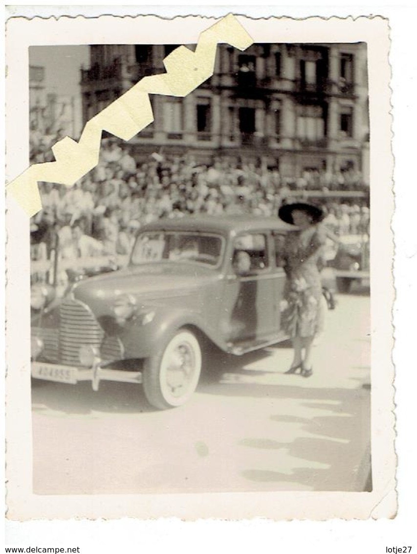 Foto Met Oude Auto En Dame - Cars