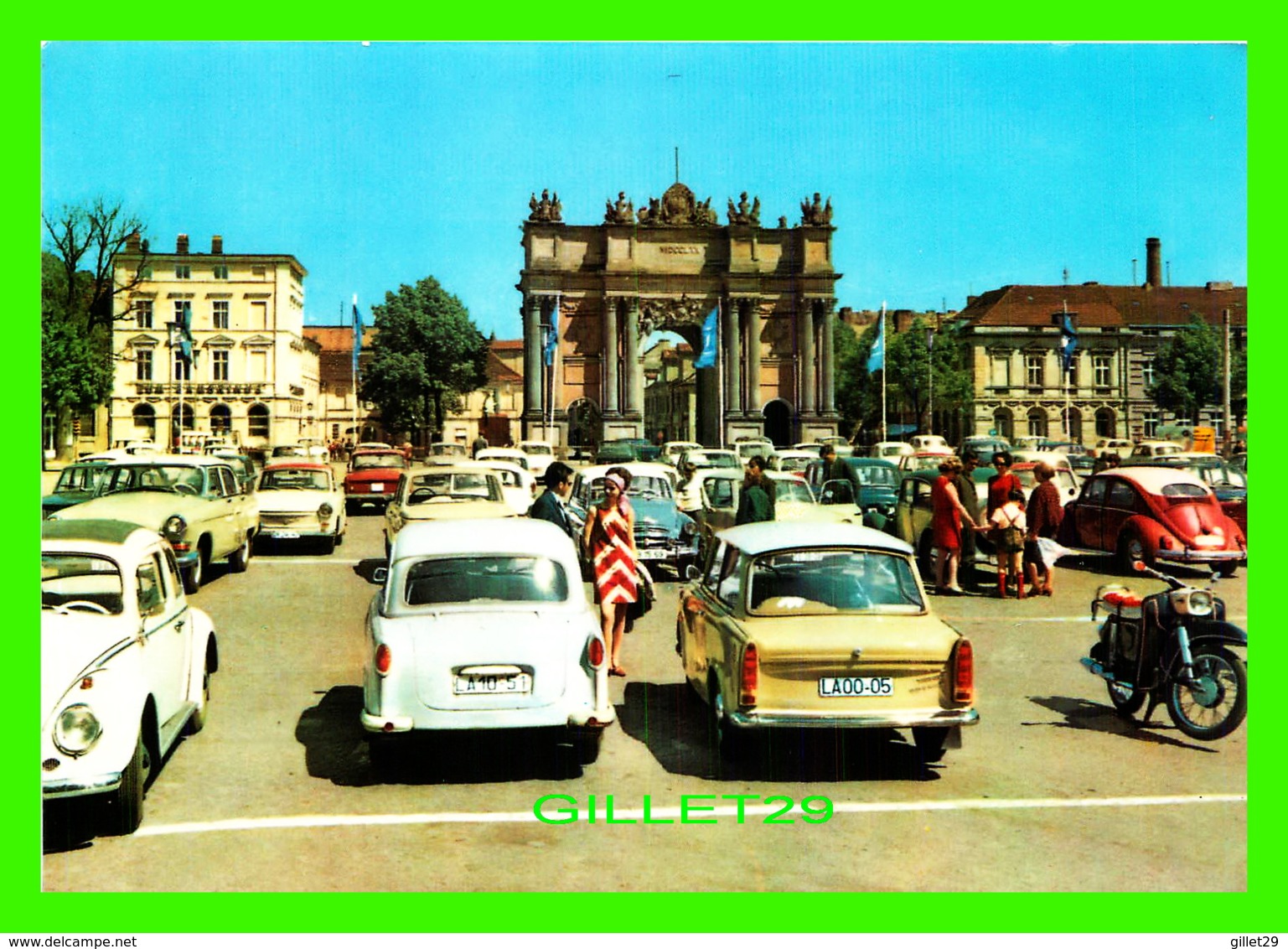 POTSDAM, GERMANY - BRANDENBURGER TOR - LA POSTE DE BRANDEBOURG, ANIMÉE DE VOITURES - - Potsdam