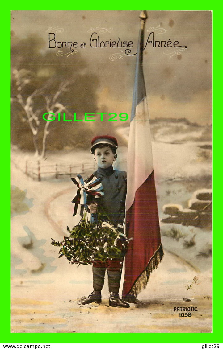 MILITARIA - JEUNE GARÇON EN SOLDAT AVEC LE DRAPEAU ET FLEURS - BONNE & HEUREUSE ANNÉE - ÉCRITE - Patrióticos