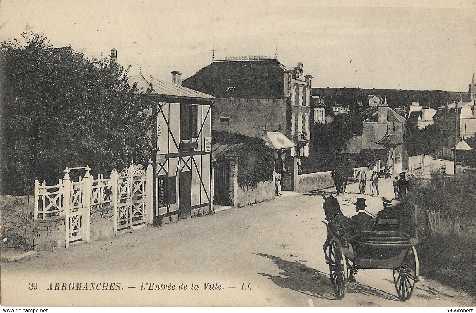 CARTE POSTALE ORIGINALE ANCIENNE : ARROMANCHES L'ENTREE DE LA VILLE  ANIMEE CALVADOS (14) - Arromanches