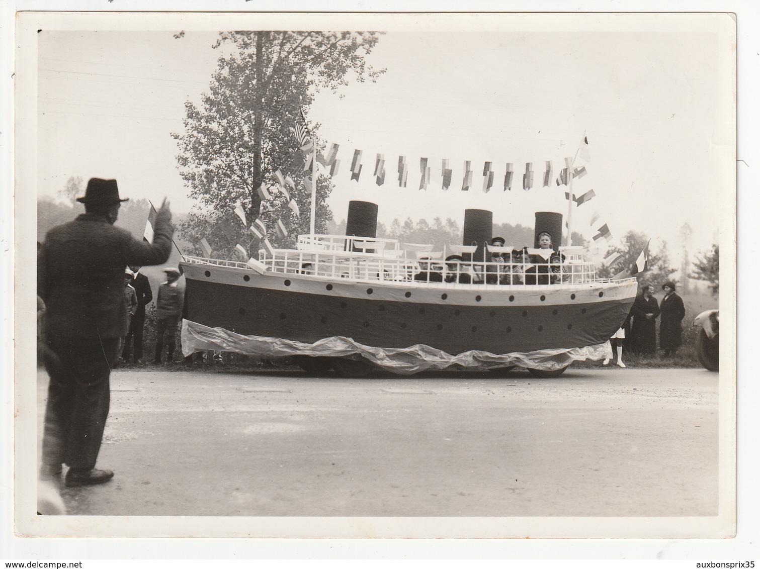 PHOTO - ANTRAIN - FETE DE L'ASCENSION 1936 - CHAR "PAQUEBOT" -  35 - Places