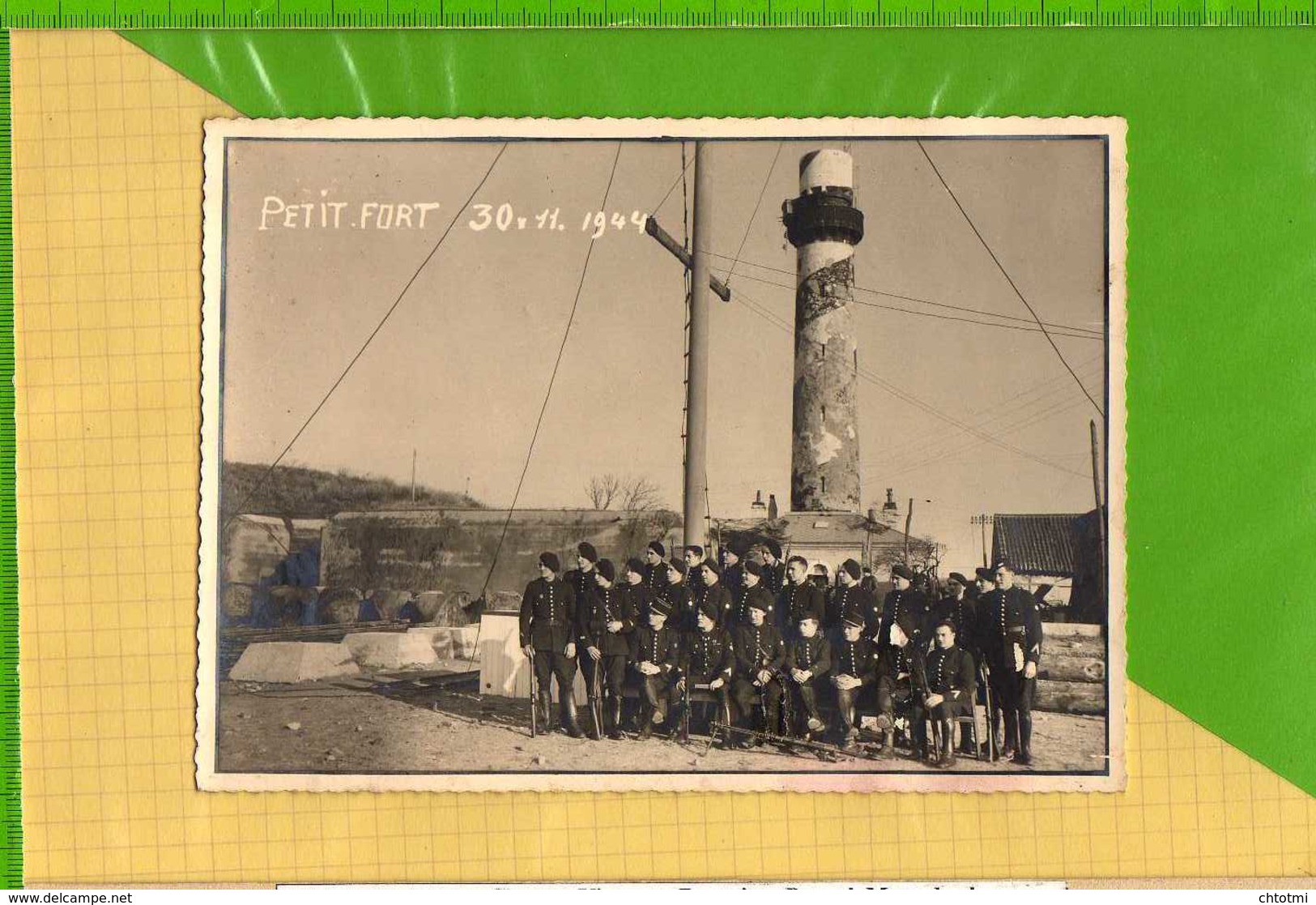 Carte Photo GRAVELINES PETIT FORT PHILIPPE  Militaires Devant Le Phare 1944 - Gravelines